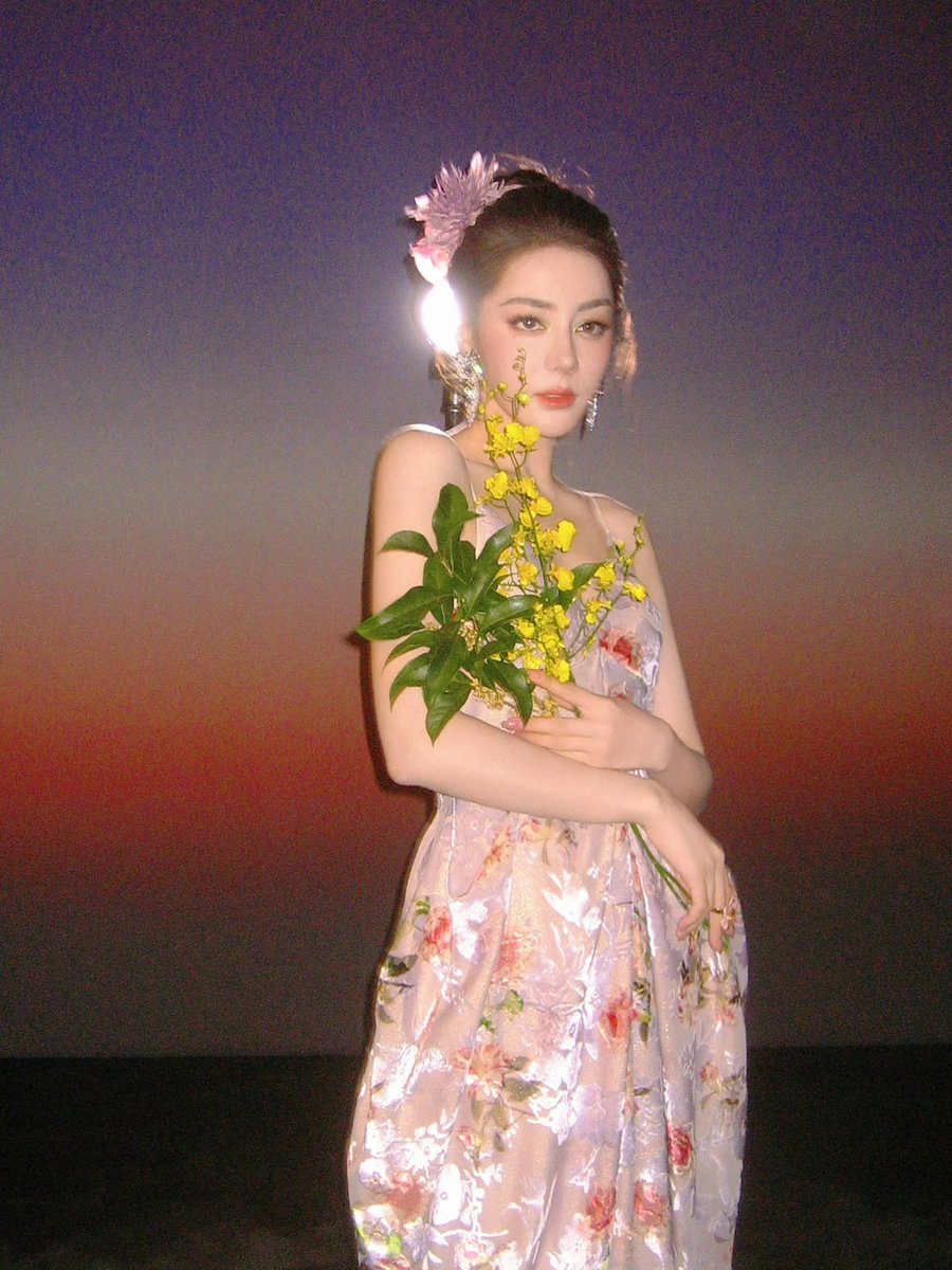 xu341762's tweet photo. Goddess amid flowers, an elf stepping forward with radiance.
#Dilraba Dilmurat 
#迪丽热巴 https://t.co/lLaICDtwfS