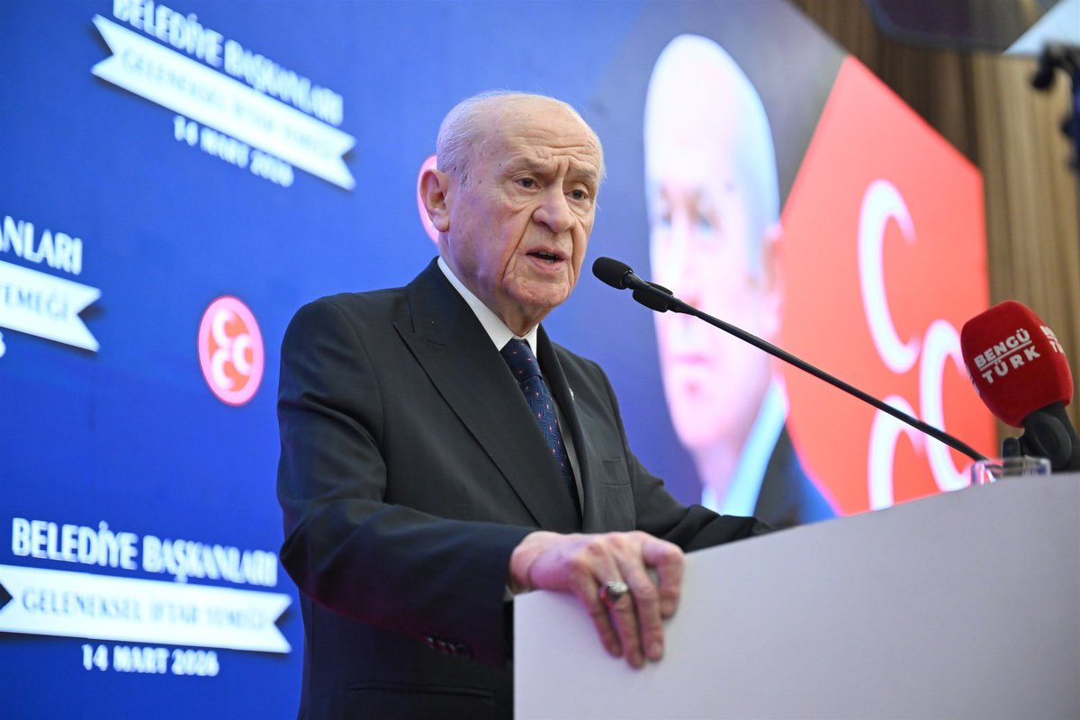 Aalparslandogan's tweet photo. Liderimiz Sayın Devlet Bahçeli: İstanbul’da etkili olan yoğun yağışın yol açtığı sel ve su baskınları, şehir hayatını ve vatandaşlarımızın günlük yaşamını olumsuz etkilemiştir. Yağışın meydana getirdiği olumsuzlukların giderilmesi, vatandaşlarımızın can ve mal güvenliğinin sağlanması ve ihtiyaçlarının karşılanması amacıyla başta ilgili bakanlıklarımız olmak üzere tüm kamu kurum ve kuruluşlarımız gerekli tedbirleri almış, müdahale ve koordinasyon çalışmalarını bütün imkânlarıyla sürdürmektedir.

Türkiye, geçmişte karşı karşıya kaldığı nice zorluğun üstesinden geldiği gibi, bu zor günleri de devlet ve millet dayanışmasıyla geride bırakacaktır. Aziz milletimizin birlik, beraberlik ve dayanışma ruhu, yaralarımızı sarmadaki en büyük gücümüz olacaktır.

Devletimiz, afet ve acil durumlar karşısında olduğu gibi bugün de tüm kurumlarıyla sahadadır. Vatandaşlarımızın can ve mal güvenliğinin korunması, yaraların süratle sarılması ve hayatın normale dönmesi için gereken çalışmalar kararlılıkla yürütülmektedir.

İstanbul’da etkili olan yoğun yağışın getirdiği selin sonucunda hayatını kaybeden vatandaşlarımıza Cenab-ı Allah’tan rahmet; ailelerine, yakınlarına ve aziz milletimize başsağlığı diliyor, yaralanan vatandaşlarımıza acil şifalar temenni ediyorum. İstanbul’umuza ve tüm vatandaşlarımıza geçmiş olsun dileklerimi iletiyorum.

Bu vesileyle sahada fedakârca görev yapan tüm kamu personelimize, arama-kurtarma ekiplerimize, sağlık çalışanlarımıza ve güvenlik güçlerimize kolaylıklar diliyorum.

Cenab-ı Allah ülkemizi ve aziz milletimizi her türlü afetten muhafaza eylesin..