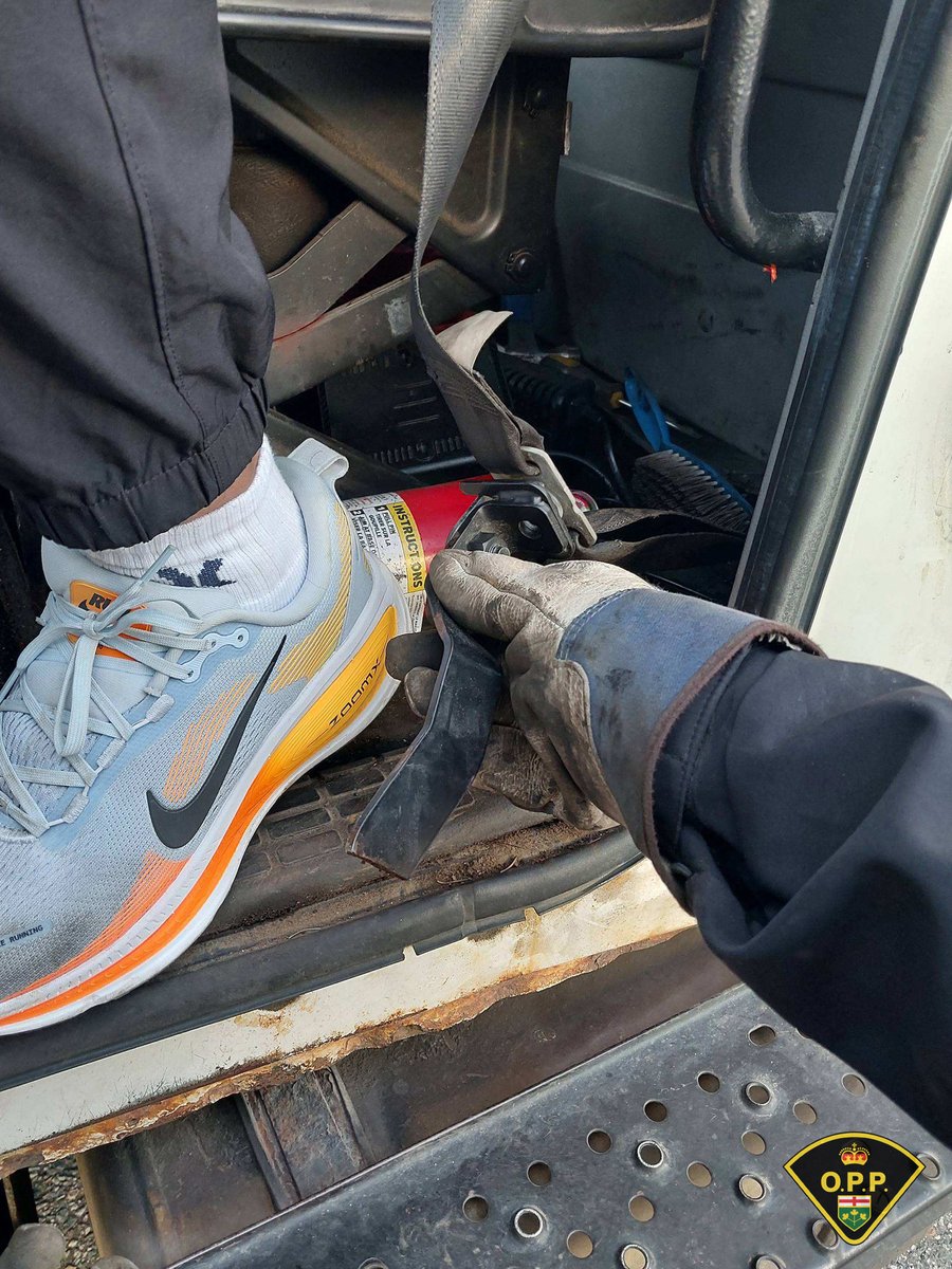 OPP_NER's tweet photo. TEMAGAMI OPP CHARGE TWO FOLLOWING COMMERCIAL VEHICLE INSPECTION

The Ontario Provincial Police (OPP) Temagami Detachment has charged two individuals following a commercial vehicle inspection that uncovered multiple safety defects on Highway 11.

On October 10, 2026, at approximately 7:45 a.m., officers stopped a commercial motor vehicle in Temagami for a Highway Traffic Act violation. An inspection revealed several safety concerns, including defective steering components, a damaged seatbelt, a fuel leak, cracked frame crossmembers and inoperative turn signals.

The vehicle was deemed unsafe for operation, and its licence plates and annual inspection sticker were removed. The driver had presented a daily inspection report indicating no defects.

A 24-year-old driver from Sudbury faces six Highway Traffic Act charges, while a 34-year-old vehicle owner and operator from Barrie faces four charges related to inspection reporting, vehicle safety standards and permitting the operation of an unsafe commercial vehicle.

Both individuals were issued offence notices and must appear in Provincial Offences Court in Haileybury at a later date.

The OPP reminds commercial vehicle drivers and operators that accurate daily inspections and proper vehicle maintenance are essential to road safety. Safety defects must be addressed before a vehicle is operated on a highway. ^mt
#TemagamiOPP #RoadSafety #CommercialVehicleSafety

-

L’OPP DE TEMAGAMI PORTE DES ACCUSATIONS CONTRE DEUX PERSONNES À LA SUITE D’UNE INSPECTION DE VÉHICULE COMMERCIAL

La Police provinciale de l’Ontario (OPP), détachement de Temagami, a porté des accusations contre deux personnes à la suite d’une inspection de véhicule commercial ayant révélé plusieurs défectuosités liées à la sécurité sur la route 11.

Le 10 octobre 2026, vers 7 h 45, des agents ont intercepté un véhicule commercial à Temagami pour une infraction au Code de la route. L’inspection a révélé plusieurs problèmes de sécurité, notamment des composants de direction défectueux, une ceinture de sécurité endommagée, une fuite de carburant, des traverses de châssis fissurées ou brisées et des feux de signalisation non fonctionnels.

Le véhicule a été jugé dangereux pour la circulation. Sa plaque d’immatriculation et sa vignette d’inspection annuelle ont été retirées. Le conducteur avait présenté un rapport d’inspection quotidienne indiquant qu’aucune défectuosité n’avait été relevée.

Un conducteur de 24 ans de Sudbury fait face à six accusations en vertu du Code de la route, tandis qu’un propriétaire et exploitant de véhicule de 34 ans de Barrie fait face à quatre accusations liées aux rapports d’inspection, aux normes de sécurité des véhicules et au fait d’avoir permis la circulation d’un véhicule commercial dangereux.

Les deux personnes ont reçu des avis d’infraction et devront comparaître devant le tribunal des infractions provinciales à Haileybury à une date ultérieure.

L’OPP rappelle aux conducteurs et aux exploitants de véhicules commerciaux que les inspections quotidiennes effectuées correctement, les rapports exacts et l’entretien adéquat des véhicules sont essentiels à la sécurité routière. Toute défectuosité liée à la sécurité doit être corrigée avant qu’un véhicule circule sur une route. ^mt