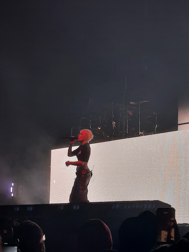 w0man_g0d's tweet photo. went BACK TO THE BADLANDS for my first ever h show!!! traveled from spain to amsterdam and loved the city and fell in love all over again with h and their music 
(pics by me but my phone quality is awful sob) https://t.co/haWrZENxMk