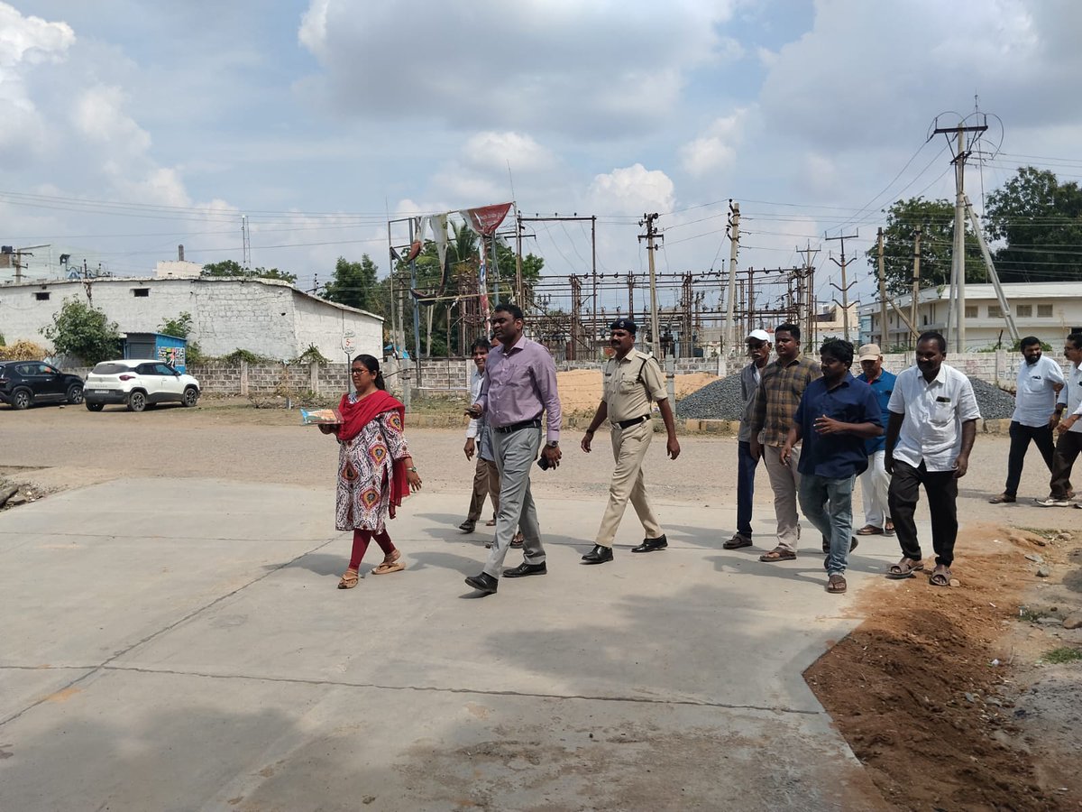 apsrtc's tweet photo. APSRTC JMD శ్రీ.M.శివ ప్రసాద్ గారు గిద్దలూరు బస్ స్టేషన్ మరియు డిపోలను ఆకస్మిక తనిఖీ చేశారు. డిపో రికార్డులను తో పాటు బస్టాండ్ ప్రాంగణం నందు ప్రయాణికులకు ఏర్పాటు చేసిన సురక్షిత తాగు నీరు, పరిసరాల శుభ్రత, టాయిలెట్స్ తదితర సౌకర్యాలను పరిశీలించారు.అనంతరం ప్రయాణికులతో ముచ్చటించారు. https://t.co/dlmWSzPFvk