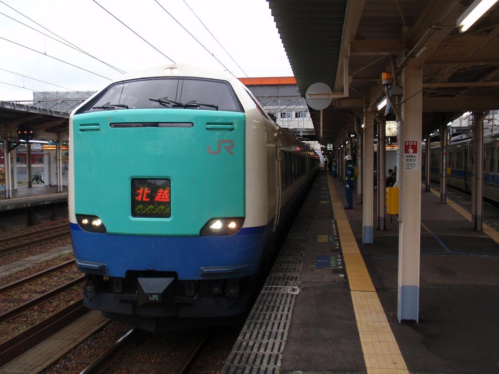 KYhAk4ppWN64634's tweet photo. 小学生の頃、いつか乗りたいと憧れた485系、青森車（2015/12函館駅）・新潟車（2009/9高岡駅）。

夢を叶えたのは10年以上経ってからだったのに、あれから更に、もう10年以上経ってしまった。

#485系 #白鳥 #北越 #函館駅 #高岡駅 https://t.co/kJYA3KnBOq