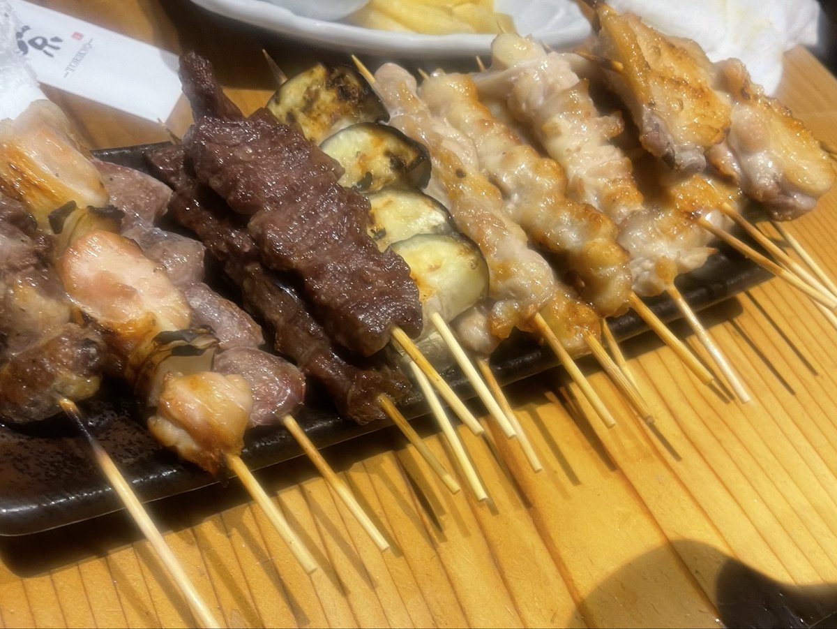 Ee07T5's tweet photo. 特にライブなどないのに新宿に！歌舞伎町で焼き鳥とモツ鍋食べて帰った結果、いまだ仕事に追われてるオジさん😭でも美味しかったです。2人で食べる量じゃないぐらい注文したので、またしてもお腹ぱんぱん☺️ https://t.co/rQ4upmuiXE