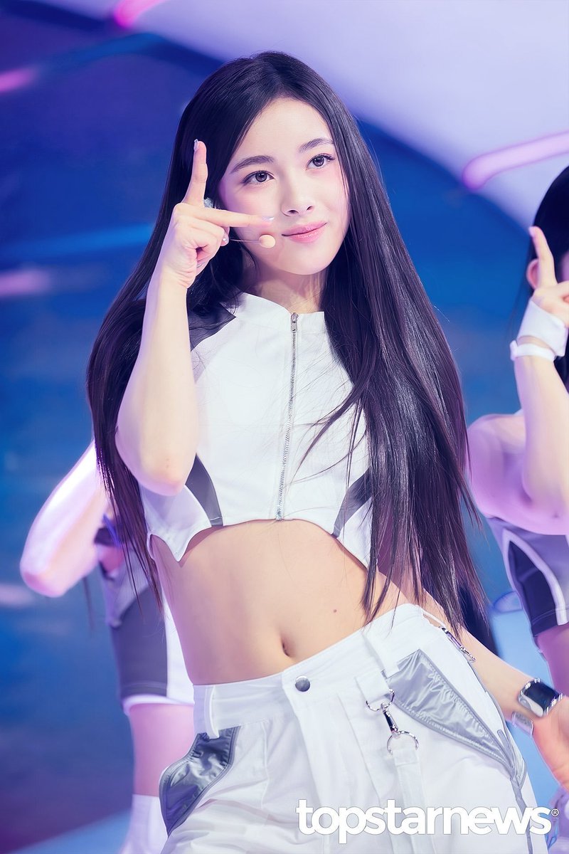 oaangkel's tweet photo. 𝒜  little fairy caught in the spotlight, spreading tiny smiles and adorable magic wherever she goes.❤︎  𝗡𝗘𝗢𝗡 Bringing a fresh new color to the music industry. 𓏲ּ𝄢 https://t.co/KtGATpRAfC