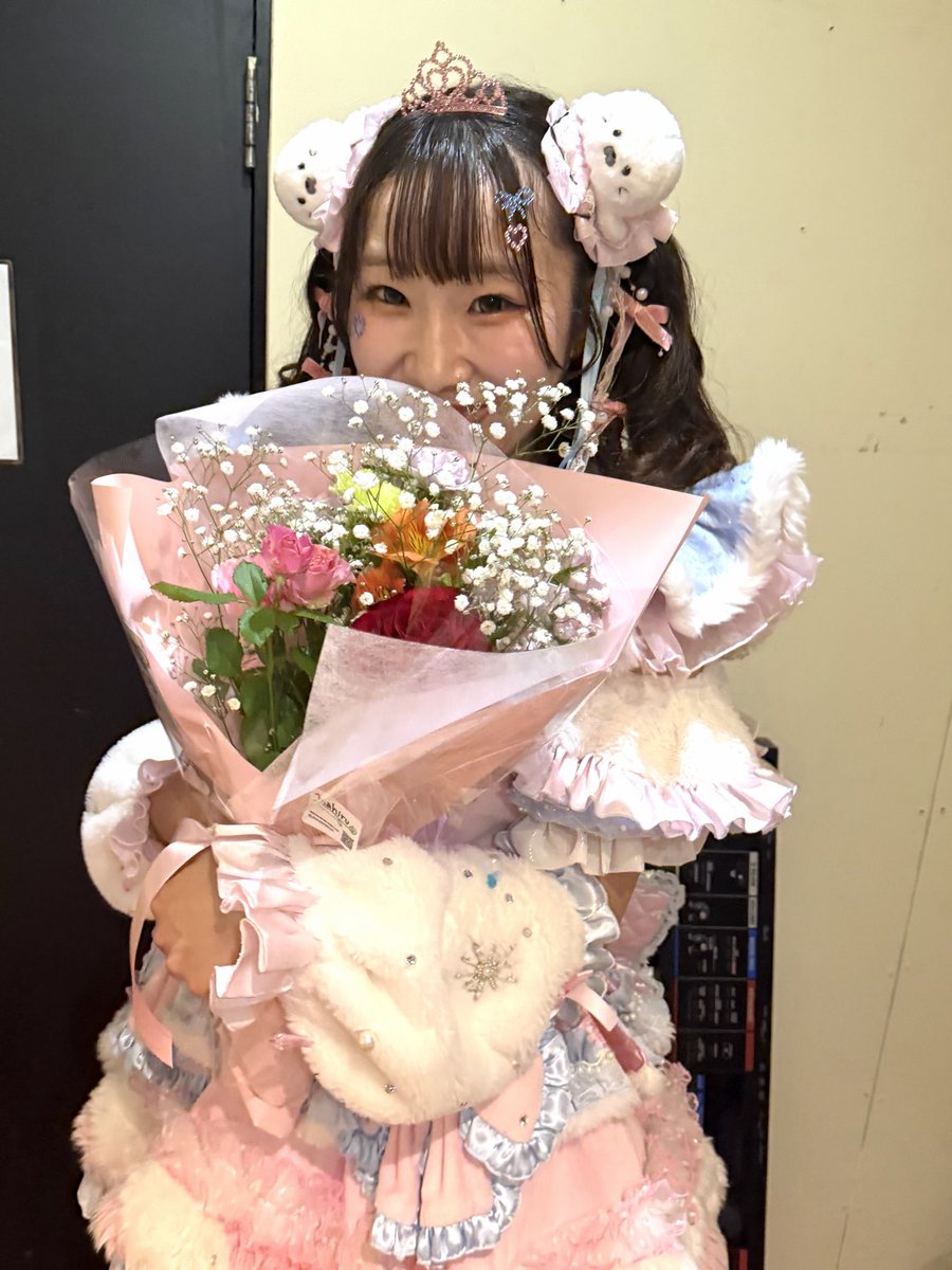 nicomede_pt's tweet photo. にこちゃんがいるふるふるしっぽ？が5周年😊🎉
周年ライブティアラつけてたり前髪わけてたりじっぷざっぱー！でわちゃわちゃしてたりかわいいが渋滞してましたね🥹👑✨
にこちゃんのファンの��が沢山いると隊長とても嬉しいです幸せな気持ちになります🥹💓
にこちゃんもみんなもありがとう🥹💓💓💓 https://t.co/jC58yR4scR