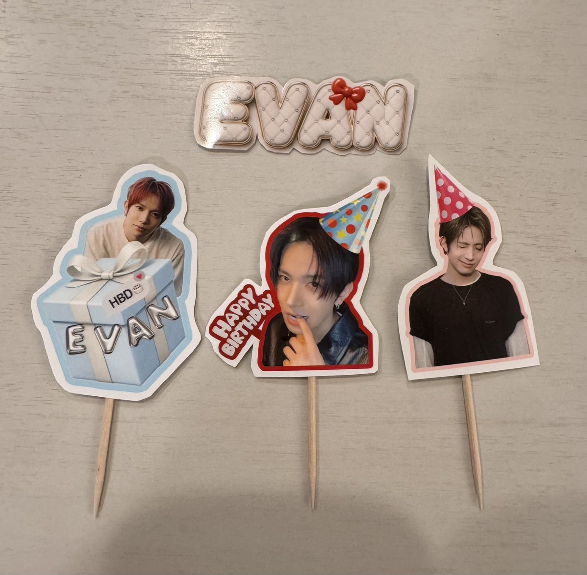 rei_4_e's tweet photo. 「いつもよりもっと美味しいものを食べてね」
ってEVANが言ってたから😍
ケーキを買ってお祝いしたよ🥂

小さなケーキだけど@tomoseung ちゃんのピックのお陰で豪華🫶かわいい🥰
고마워🥰

流れてくる渡韓レポやヨントンレポみてるとほっこりする♡

みんなそれぞれ素敵な一日を過ごせたようだ…❤️ https://t.co/1cJgEOG7jZ