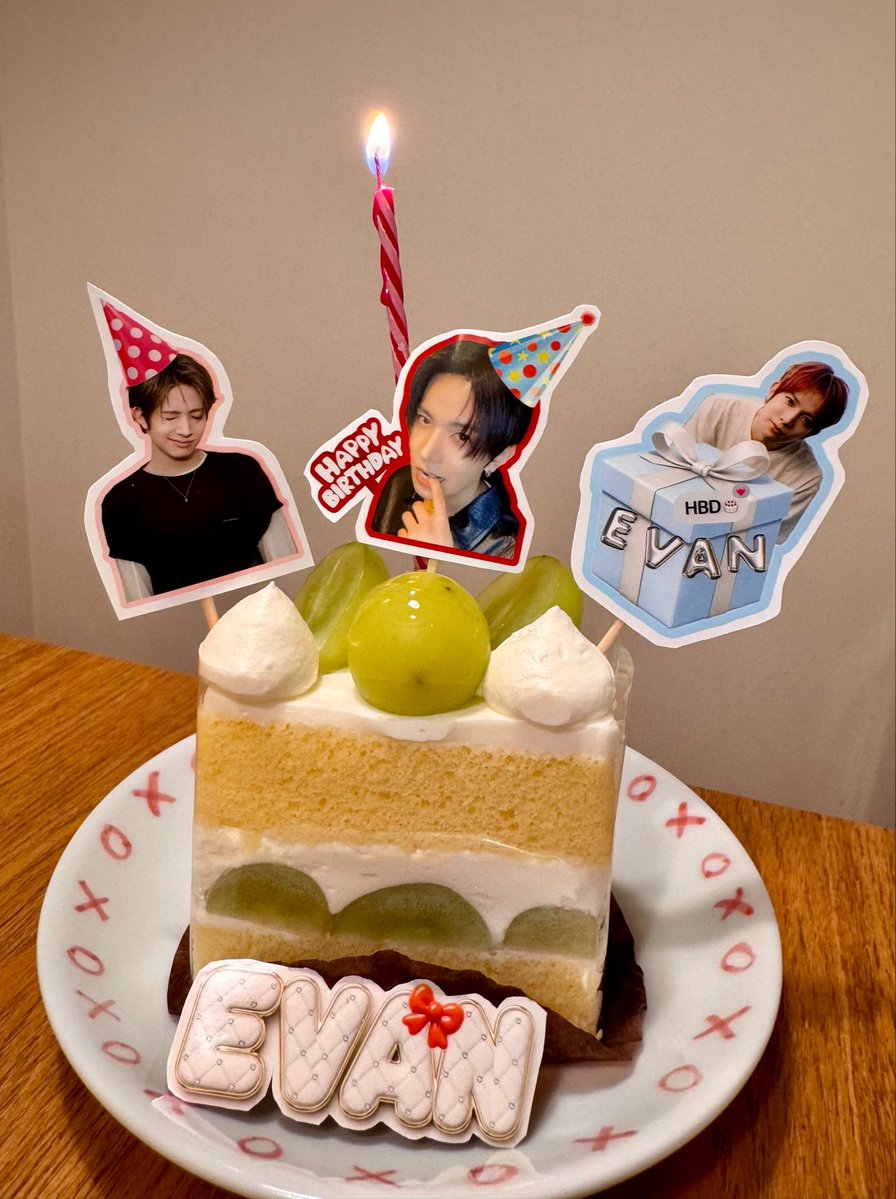 rei_4_e's tweet photo. 「いつもよりもっと美味しいものを食べてね」
ってEVANが言ってたから😍
ケーキを買ってお祝いしたよ🥂

小さなケーキだけど@tomoseung ちゃんのピックのお陰で豪華🫶かわいい🥰
고마워🥰

流れてくる渡韓レポやヨントンレポみてるとほっこりする♡

みんなそれぞれ素敵な一日を過ごせたようだ…❤️ https://t.co/1cJgEOG7jZ
