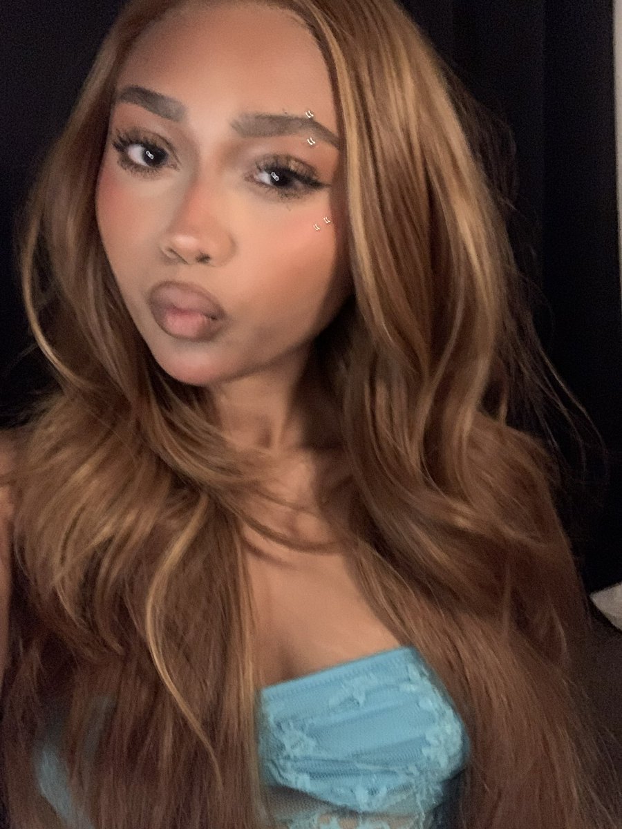 dollfacemaii's tweet photo. a little blue going on https://t.co/AStrjywCMl