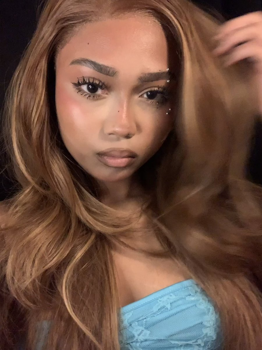 dollfacemaii's tweet photo. a little blue going on https://t.co/AStrjywCMl