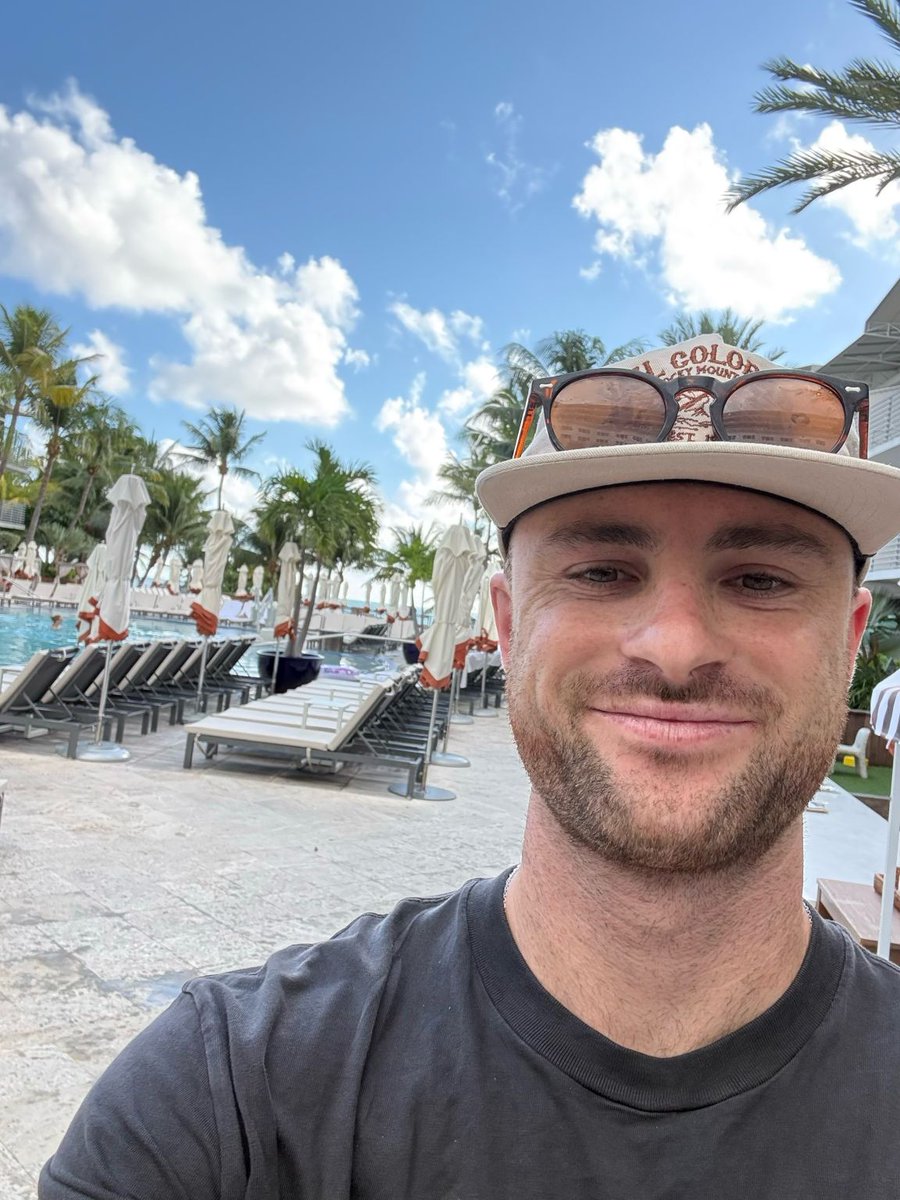 Jordanwinston13's tweet photo. I've been stuck at grind central station for the past 12 months 

Very few breaks, zero real vacations, just go go go (and i'm not complaining)

Now this isn't a "just grind harder bro" post... you can find those elsewhere

But I'm in Miami right now (work-cation) and here’s what I've learned about leaving my routine  ⬇️ 

(#4 is the most important)

1) It forces me to think differently 
New experiences = new patterns that unlock different parts of the brain = new ways to solve problems

2) Fun 
I'm 26. I don't wanna let my 20's fly by without doing cool shit. And I don't think that has to come at the expense of building a biz im proud of. 

3) Changing your environment is so fkn important 
Leaving your environment is like running your entire life through a Brita filter. The unnecessary bullsh*t in your routine gets filtered out, and what's left is the gold that actually moves the needle. 

4) Gets me out of delivery
The biggest problem we're experiencing is how I (the founder) can remove myself from delivery (at least in part). leaving the city where we operate forces me to delegate. because I physically can't do the work from here

to wrap, get out of your routine more often. It might be scary to do so cause you're "locked in"

but it'll help in the long run