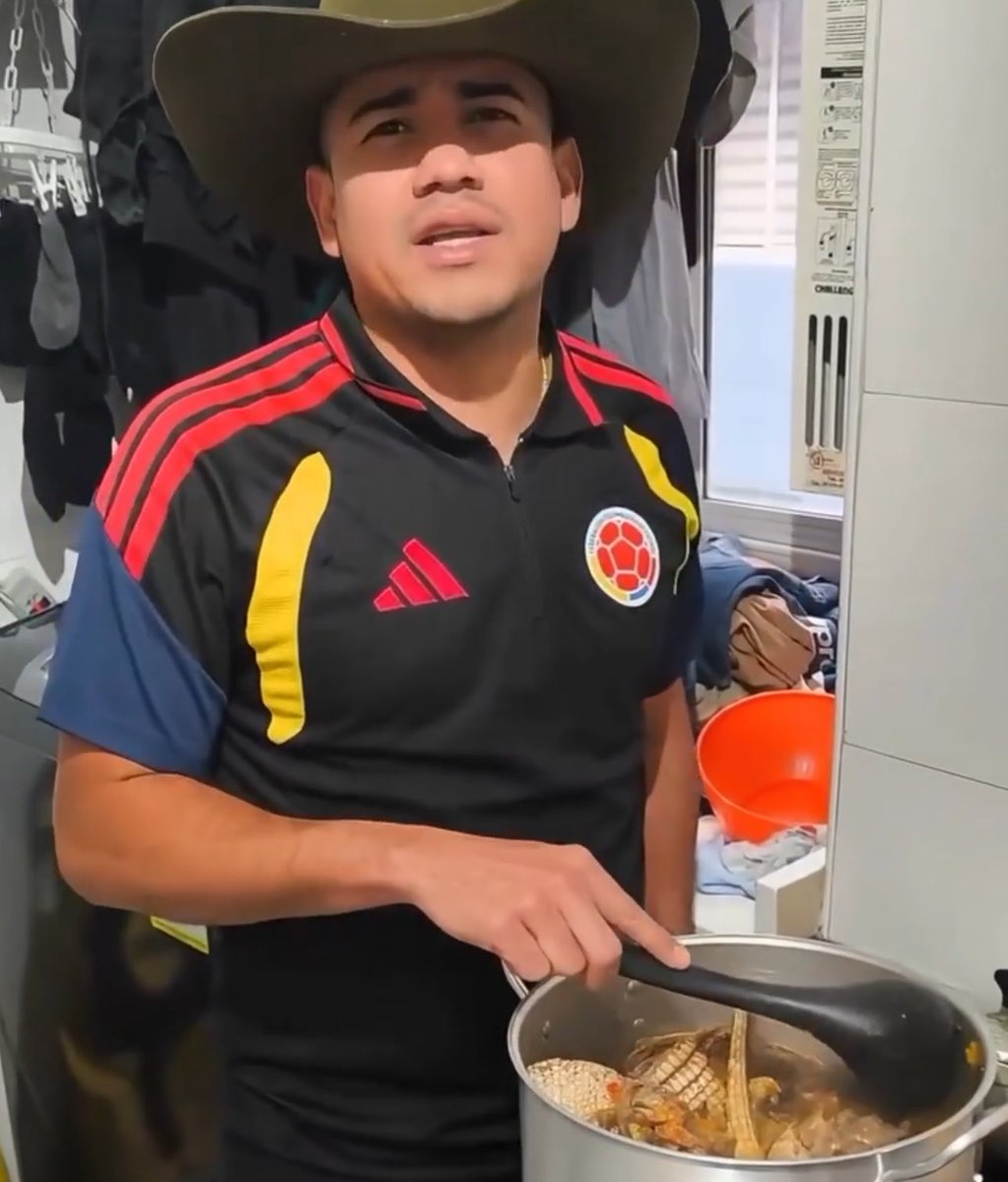 EsmeHernandezSi's tweet photo. 🚨 Radicamos denuncia ante Fiscalía y Procuraduría: funcionario del gobierno “animalista” de Abelardo difundió un video cocinando un armadillo. 

Parece que el gobierno no sabe que esta conducta involucra varios DELITOS: tráfico de animales silvestres, maltrato animal y aprovechamiento ilícito de recursos naturales. 

A la directora @linamariagarri1 le exigimos la destitución del funcionario, aunque conocemos su postura taurina, caballista y gallera; poco le importará la vida de un armadillo.