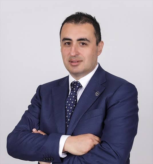 SezginBaran_'s tweet photo. Taha, bu fon dolandırıcılığının bugün geldiği noktadaki önemli aktörlerden biriydi. Ancak bu işin tek başına yapılmadığını, hangi kamu ve özel bankaların nasıl kullanıldığını, geri ödenmeyeceği bilinen kredilerin kimlere, hangi ilişkiler üzerinden kullandırıldığını en iyi bilen isimlerden biri de kendisi.

Cumhurbaşkanına duyulan güvenin ve devlete karşı sorumluluğun gereği olarak, bildiği her şeyi savcılığa anlatmalı. Hangi bürokratlar sürecin içindeydi? Hangi banka genel müdürleriyle görüşüldü? Hangi içi boş şirketlere, kimlerin aracılığıyla krediler verildi?

Hiçbir isim, hiçbir ilişki, hiçbir işlem gizli kalmamalı. Eğer kendisi konuşmazsa, önümüzdeki günlerde başka isimlerin konuşmasıyla gerçeklerin tek tek ortaya çıkması kaçınılmaz olabilir.

Bu mesele kişileri kurtarma meselesi değil; kamu kaynaklarının ve milyonlarca yatırımcının hakkını koruma meselesidir. Gerçekler açıklanmalı, sorumlular hesap vermelidir.