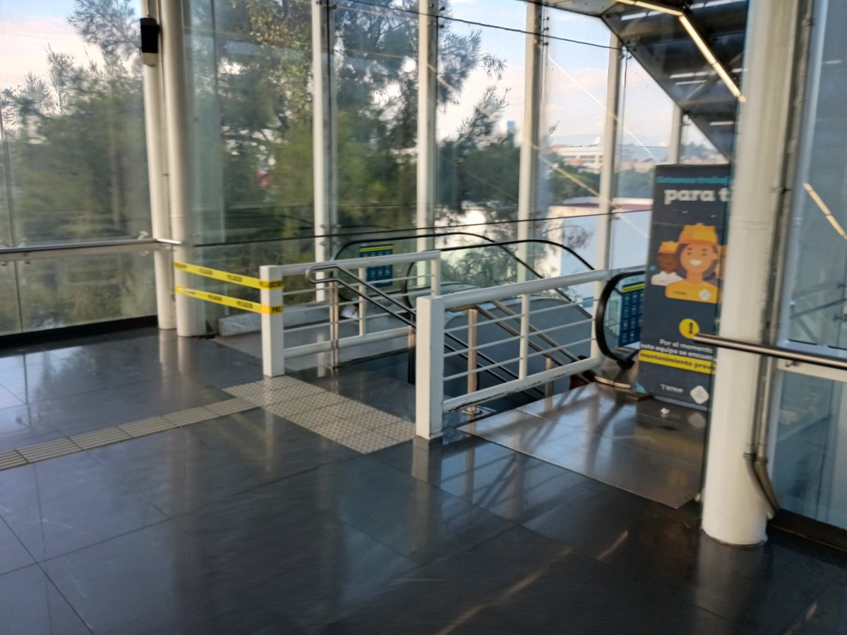 paventon's tweet photo. Siempre tengo la mala suerte de subir al tren en las estaciones que tienen ese 10% de las escaleras que no sirven @SITEURJAL https://t.co/9m1Xz5PikS