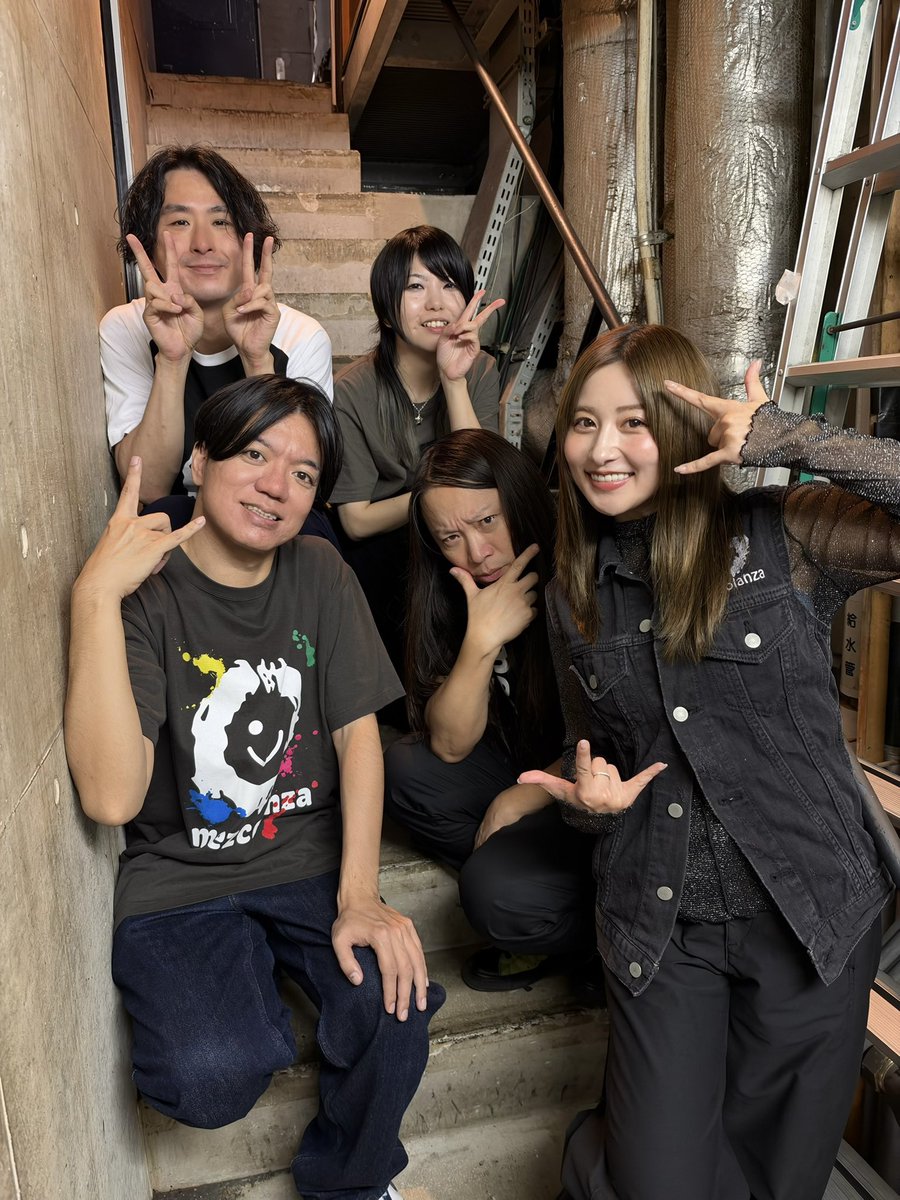 coco3n's tweet photo. 最高の夜だった。
心が震えて、生きてるって感じた！
ありがとう！
バンドが、mezcolanzaが大好きです😊
11/8のワンマン待ってるぞ🙌 https://t.co/Zq4DTiQMAF