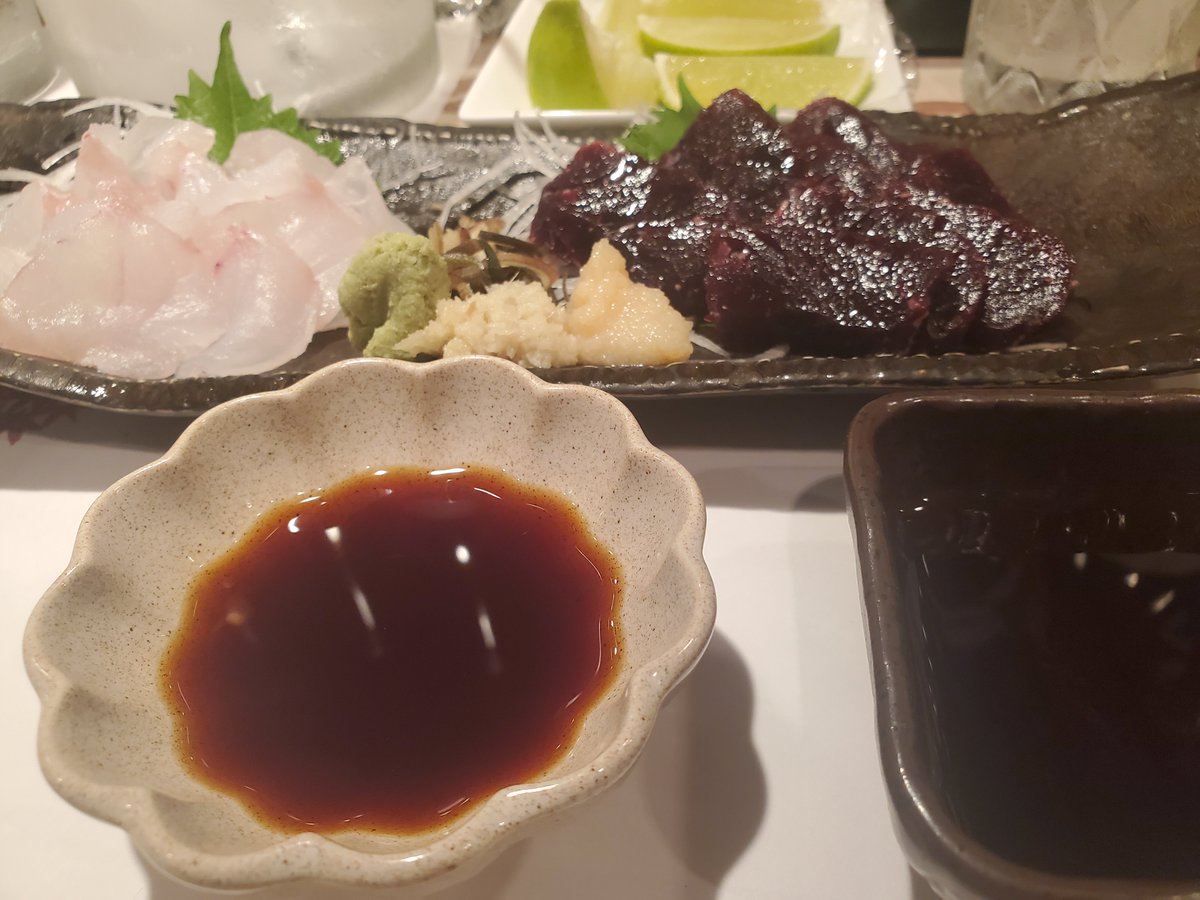 mkt_talisker's tweet photo. 10/9(金)
預かって貰ってるモノを取りに行くがてら…いつもお世話になっております(^^ゞ

ジンフィズ
即興カクテル
ソニック
ずんだ

そこからこれまたいつもの店
こちらの常連さん転勤みたいで
皆さんで盛り上がってた。
顔見知りでもあったのでご挨拶
またここで会えるといいですねぇ～ https://t.co/grNTXrC2fM