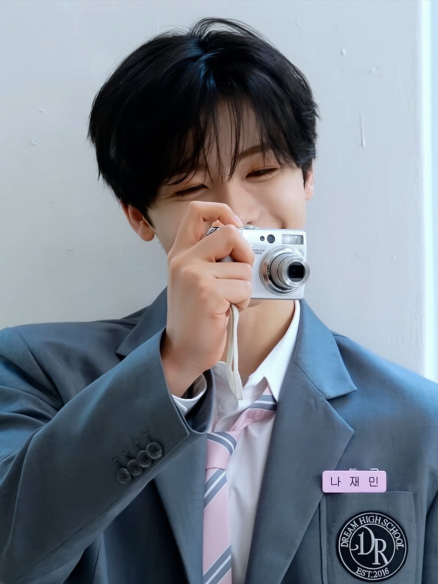 asjaemine's tweet photo. falling for the photography club senior, na jaemin 📷🤍 https://t.co/BdRyMEqCIz