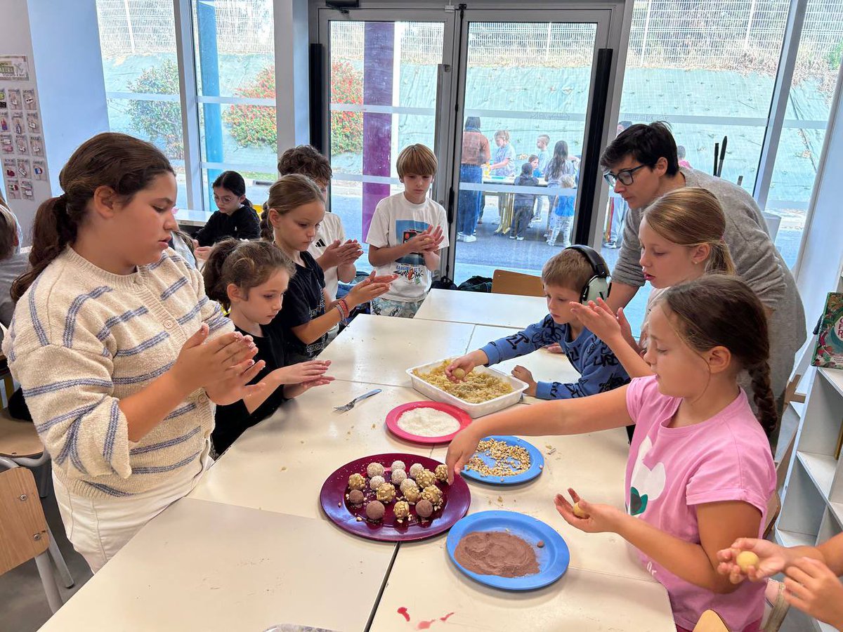 LaBressola's tweet photo. 😋 Demà és el darrer dia de classe abans de les vacances de tardor i avui la mainada de les escoles ha preparat els panellets per a la festa de la Castanyada que tindrà lloc aqueix divendres. La mainada, en grups de franges d'edat diferents n'ha fet un munt i de sabors diferents! https://t.co/fn65VBL74z
