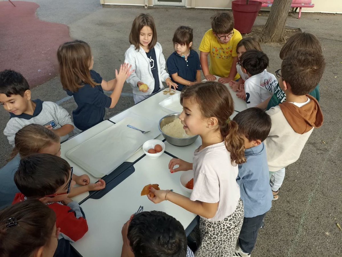 LaBressola's tweet photo. 😋 Demà és el darrer dia de classe abans de les vacances de tardor i avui la mainada de les escoles ha preparat els panellets per a la festa de la Castanyada que tindrà lloc aqueix divendres. La mainada, en grups de franges d'edat diferents n'ha fet un munt i de sabors diferents! https://t.co/fn65VBL74z