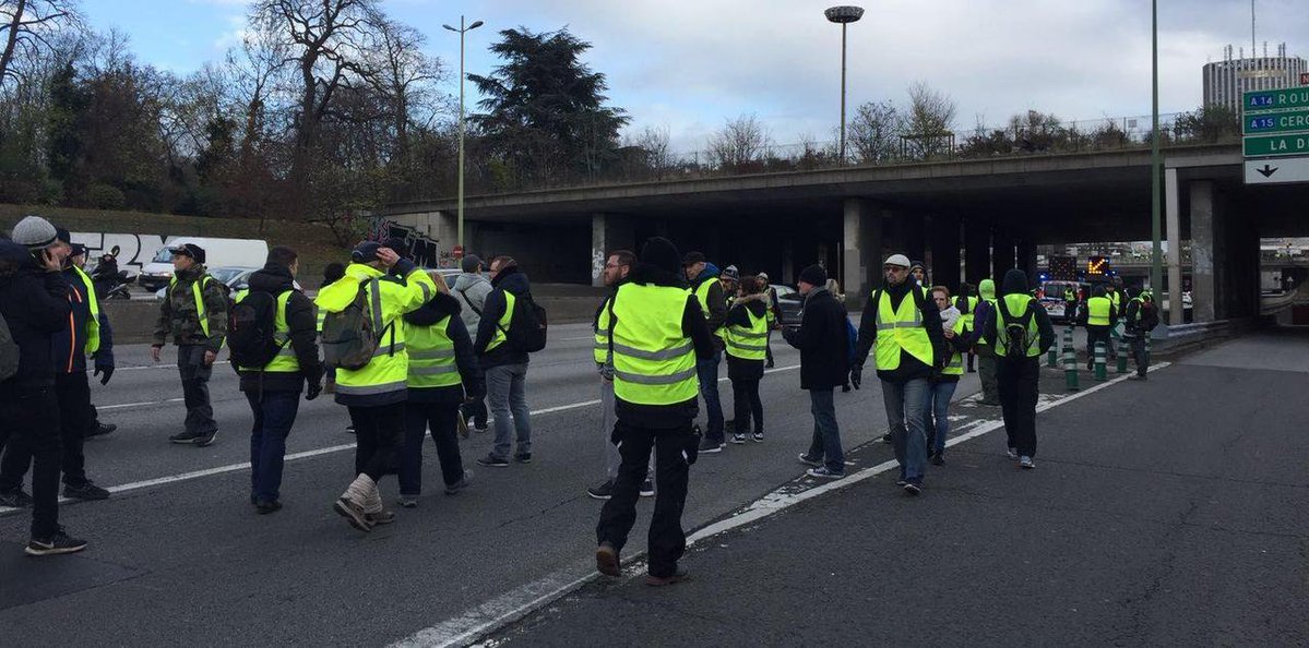 InfoDuPave's tweet photo. 🚨🇨🇵 Les services de renseignement craignent des opérations coup de poing lors de la journée du 17 octobre, notamment sur des axes stratégiques comme le périphérique parisien.

🗞️ @Europe1 
📸 @le_Parisien https://t.co/JlNxP1wtEk
