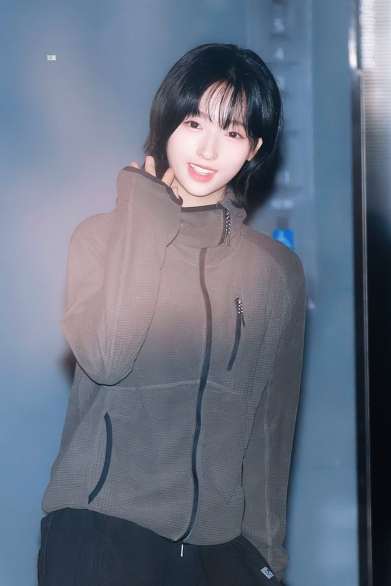 VLOG_Vora0210's tweet photo. 261015 고생 많았어🫳🏻
#VORA #보라 #A2OLITE #A2O https://t.co/QTeKs8RHuF