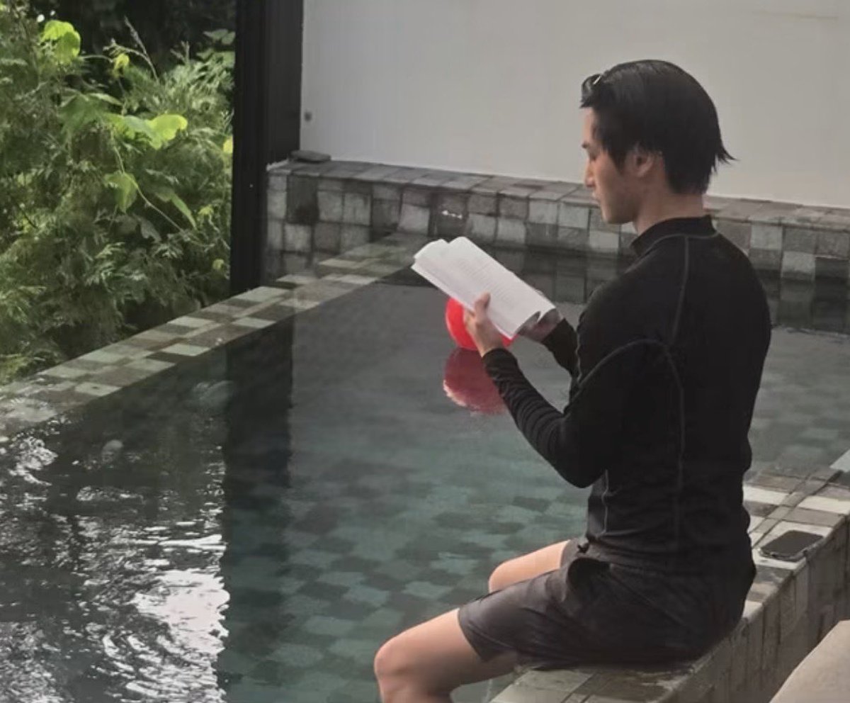haalaaziaa's tweet photo. lui è diverso… lui legge i libri in piscina… https://t.co/QypjComhhn
