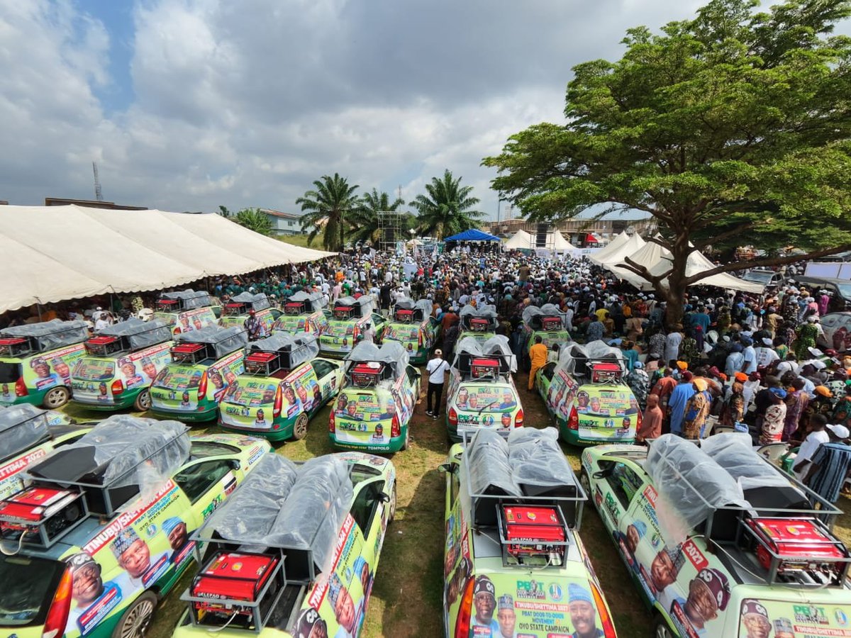 Horla3v's tweet photo. Oyo needs purposeful leadership, not empty promises! BSA ni ireti tuntun, ìlọsíwájú àti ìjọba tó máa ṣiṣẹ́ fún gbogbo ènìyàn. Ẹ jẹ́ ká dìde, ká dìbò fún Senator Sharafadeen Abiodun Alli! 💪

#BSA2027 #OyoAhead #ItayoOyo @SenSharafaalAlli https://t.co/EoEyPAgsnL