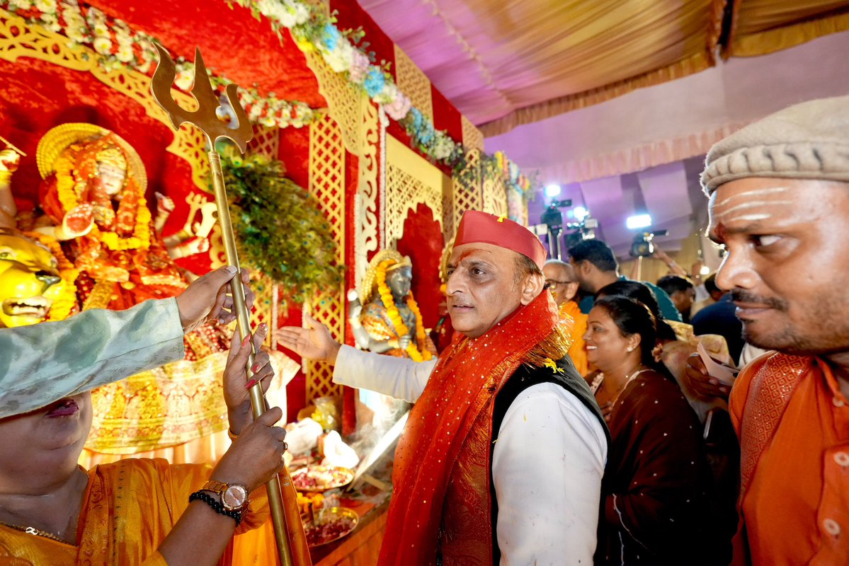 yadavakhilesh's tweet photo. देवी माँ के श्रीदर्शन के सौभाग्यशाली क्षण! https://t.co/PqwlJJJlp9