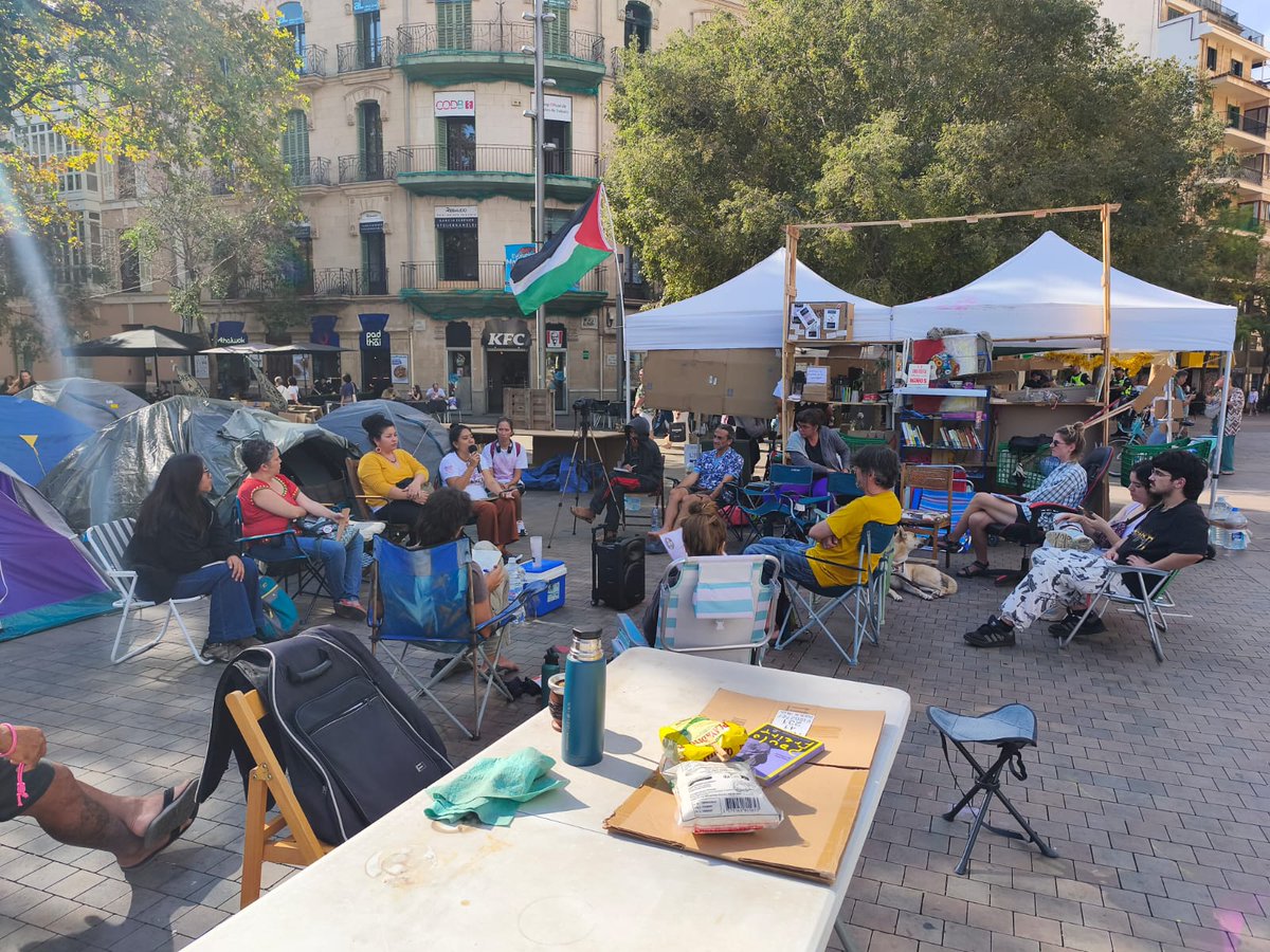 IM_Defensoras's tweet photo. ✊🏾Hoy hemos estado intercambiando experiencias sobre organización popular y cuidado colectivo con integrantes de la Acampada por el derecho a la vivienda de la ciudad de Palma (Illes Balears, Estado español) acompañadas por @EntrepbsHarte  y @medicusmundimed. https://t.co/RwVTwGTVn0
