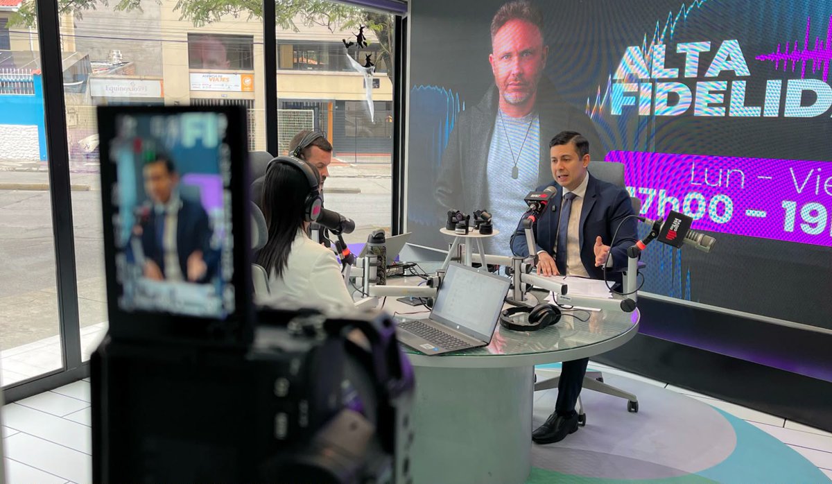 MIT_Ecuador's tweet photo. #MITEnMedios | El Viceministro de Tecnologías de la Información y Comunicación, @Ricardo__Guti, participó en entrevistas en los medios de comunicación @UNSIONTV y Radio Hit, en la provincia de Azuay, donde dialogó sobre los avances en telecomunicaciones y conectividad en el país.

💻 Servicios y beneficios de los Puntos Digitales Gratuitos.
📡 La entrega de cuatro radiobases que beneficiarán a tres parroquias de la provincia. 
🤝 Inversión para el país derivada de la renegociación con las operadoras telefónicas.