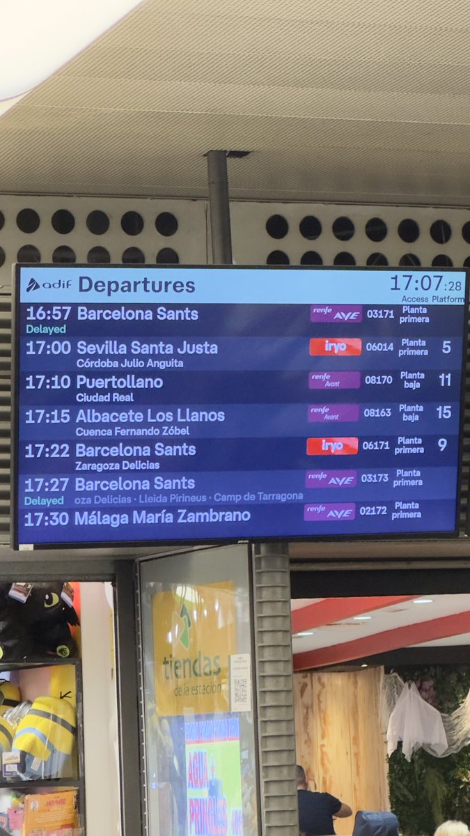 CrisCasLas's tweet photo. @Renfe com és que els Iryo Direcció Barcelona des d’Atocha surten sense incidències i els AVE amb retard de 1h o més? Ara mateix , vergonyós https://t.co/iSJXLrmZFB
