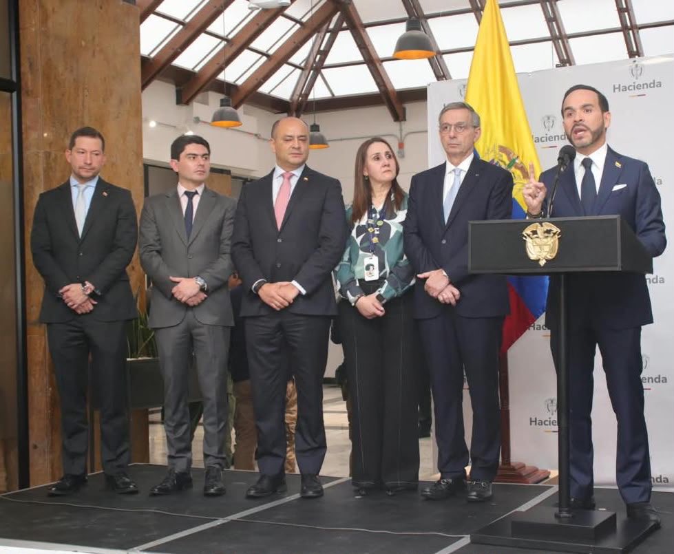 miguel_gomez_m's tweet photo. Un honor hoy recibir en el @MinHacienda a nuestro Presidente @ABDELAESPRIELLA Como él lo ha dicho, el reto que tenemos para sacar adelante las finanzas del país es enorme, dadas las críticas circunstancias en las que las recibimos. Las dificultades son para sortearlas y aquí estamos para construir #LaPatriaMilagro con rigor, prudencia, transparencia y disciplina, con el gran equipo técnico que tenemos y bajo el liderazgo de nuestro mandatario.