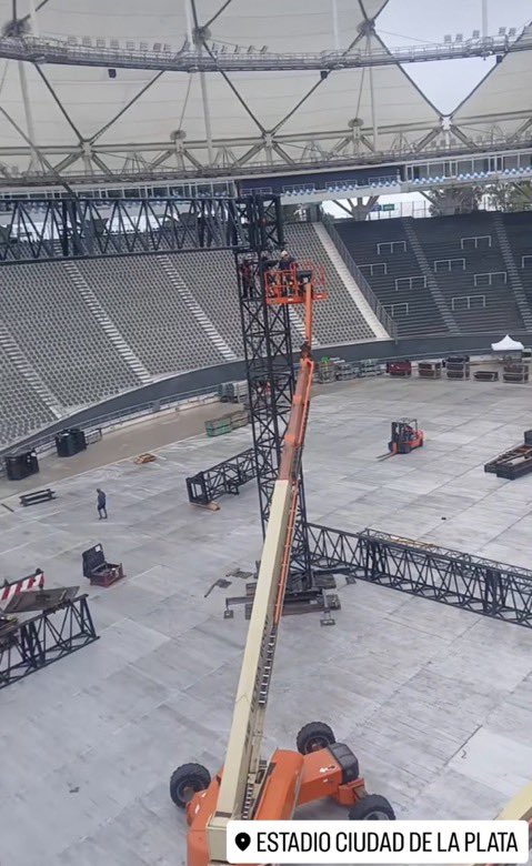 argmyprojects's tweet photo. ESTA PASANDO!! 

Comenzó el armado del escenario en La Plata 💜 https://t.co/4oxnMeZDbA