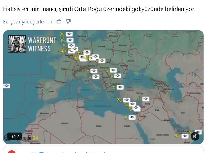 AhmetHakanakc1's tweet photo. TARİHİN EN BÜYÜK SAVAŞINA ŞAHİT OLMAK ÜZEREYİZ

Her şey PETRO DOLAR sisteminin korunabilmesi için

ABD’ye ait devasa bombardıman uçak filoları, sürekli gözetleme uçuşları ve yoğun hava hareketleri, şu anda İran yakınlarındaki gökyüzünü kaplıyor. 

Bu artık bir blöf değil. 

Gördüğümüz en büyük jeopolitik-mali savaşının açılışı yapılıyor, petrodoların hayatta kalıp kalmayacağını belirleyecek olan savaşın yani.

ABD, İran Hürmüz üzerindeki kontrolünü tamamen çökertemezse petrodolar kademeli değil KESİN bir şekilde tam olarak çökecek

İran, enerjinin yeni yasasını ortaya koydu: Hürmüz Boğazı’ndan geçen  petrolünün her damlası Çin yuanı ile hesaplanmak zorunda. 

Dolar yok. Son nokta.

Eğer İran bunu yapabilirse, dünyanın petrol paralarını ABD Hazine bonolarına geri dönüştürmeye zorlayan 50 yıllık tekel bir gecede çöküyor. 

Petrodolar zayıflamaz. Ölür. 
Ve Çin Yuanı enerji dünyasının yeni hesap para birimi haline gelir.

Hürmüz Boğazı’nın kontrolünü İran’a bırakmak taktik bir geri çekilme değil; Amerika Birleşik Devletleri’nin küresel hegemon olarak resmî sonu ve doların dünyanın rezerv para birimi olarak ölümüdür.

JP Morgan CEO’su Jamie Dimon, TRUMP'a İran Hürmüz Boğazı’nda Amerika'nın “boğazını sıkıyor” dedi ve Trump yönetimine “bu işi bitir ve doğru bitir” dedi.

Bank of America raporlarına göre, ABD’nin ham petrol için acil tampon stoku, 45 yılın en düşük seviyesinde sadece 43 güne indi.

Japonya’nın enerji güvenliği için imzalanan gayri resmî anlaşmalar konusunda uyarıda bulunmuştu.

Eğer Japonya’nın petrol alımları Yen cinsinden fiyatlanmaya başlarsa, bu küresel ekonomi için felaket olacak.

Fiat sisteminin inancı, şimdi Orta Doğu üzerindeki gökyüzünde belirleniyor.

https://t.co/dxvDa0qrGy