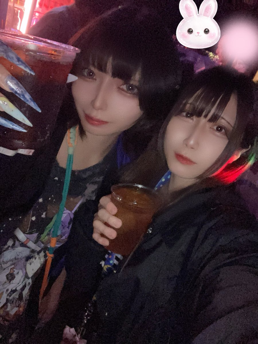 yuri_saihate's tweet photo. イベント中に親友が来て、激アツい"(> ̫ <)"👍🏻 https://t.co/fC8ooozXUa