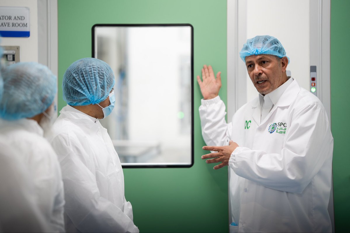 SudairPharma's tweet photo. خلال زيارة المجلس الصحي السعودي لـ#سدير_فارما، اطّلع سعادة الأمين العام د. نهار العازمي والوفد المرافق على وحدات التصنيع ومختبرات الجودة والمستودعات والمشاريع التوسعية، وعلى عينات منتجاتنا حسب المجالات العلاجية، مع توضيح مراحل التصنيع المحلي وأهميتها لتحقيق الأمن الدوائي في المملكة العربية السعودية 🇸🇦