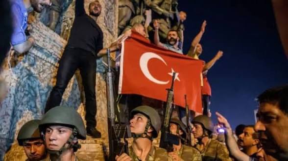 mkulunk's tweet photo. Sayın Cumhurbaşkanımız,
@tcbestepe @RTErdogan

17-25 Aralık’ta susanları da gördük. 2014 seçimlerinde, içeride kaybetmenizi bekleyen ve FETÖ’ye karşı tutum almayı erteleyenleri de gördük. 15 Temmuz’dan sonra korunanları da…

Bugün ise yakınınızda ya da uzağınızda görünen bazı isimlerin kirlenmişliği üzerinden oluşturulan gri atmosferde sizi yapayalnız bırakmak isteyenleri; adınıza itibar suikastı düzenleyenleri, varlığınızdan güç devşirenleri ama ahlaksızca yok olmanızı arzu edenleri görüyorsunuz.

Dün AK Parti iktidarı üzerinden güçlerine güç katanların; davayı değil, kendi şahsi ve grup menfaatlerini düşünenlerin; sizin verdiğiniz makamlarla büyüyenlerin; yurt dışı seyahatlerinizde yanınızdan ayrılmayanların ve parti kurulduğundan bu yana köşelerinde her gün size methiyeler düzenleyenlerin gerçek yüzü ortadadır.

TBMM’de “Kardeşim,” diyerek kolunu havaya kaldırdığınız ve bu millet nezdinde kefil olduğunuz isimlerin bugün nasıl fırsat kolladıkları da açıkça görülmektedir.

Yıllarca yanınızda, sağınızda solunuzda duran; sizin isminiz üzerinden güç devşiren siyasetçilerin ve sizin liderliğinizde Türkiye’nin siyasi istikrarı ve güven ortamı içinde sermaye yapısını güçlendirenlerin, bu süreci sizin devrilmeniz, yok olmanız, düşkün hâle gelmeniz, etkisizleştirilmeniz ya da onların istediği çizgiye gelmeniz için nasıl kullandıkları artık çok açık, çok aşikâr hâle gelmiştir.

Bunun sizin gözünüzden kaçmadığını biliyor, sabrınızın sonuna geldiğinizi görüyor ve buna inanıyorum.

Hukuk ve adalet esaslı, sert ve kararlı bir irade ortaya koymanız hâlinde, hiç tereddüdünüz olmasın, milletimiz size sahip çıkacaktır. Temiz AK Parti’ye gönül verenler de bu iradenin arkasında tek başına değil, milletimizin kahir ekseriyetiyle birlikte duracaktır.

Devletimizin, sizin gücünüzün, AK Parti hareketinin ve Cumhur İttifakı’nın sağladığı güvenin çıkar amacıyla istismar edilip edilmediği bütün yönleriyle ortaya çıkarılmalıdır ki at izi it izine karışmasın.

Bu ülkede devletin ve siyasetin imkânları kullanılarak çıkar amaçlı bir suç yapısı kurulup kurulmadığı araştırılmalıdır. Böyle bir yapının ülkeye maliyeti, bugüne kadar düşünülenin çok üzerinde olabilir.

Amaçlarına ulaşamayacaklarını, sizin dünya dengeleri ve ülkemiz açısından son derece stratejik olan liderliğinizi yıpratamayacaklarını belirtmek isteriz. Milletimizin dağ gibi arkanızda olduğunu da hatırlatmak isteriz.

Bunların yaptıkları, Pandora’nın kutusu gibi bu memleketi sarabilir; bunun bedeli de vatana ve devletimize ödetilebilir.

Evet, milletimiz çok ciddi endişe içindedir.
AK Parti tabanı endişelidir.

@RTErdogan
@Akparti

#Türkiye
#RecepTayyipErdoğan
#Beştepe
#Cumhurbaşkanı
#Fon