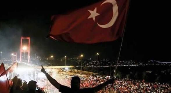 mkulunk's tweet photo. Sayın Cumhurbaşkanımız,
@tcbestepe @RTErdogan

17-25 Aralık’ta susanları da gördük. 2014 seçimlerinde, içeride kaybetmenizi bekleyen ve FETÖ’ye karşı tutum almayı erteleyenleri de gördük. 15 Temmuz’dan sonra korunanları da…

Bugün ise yakınınızda ya da uzağınızda görünen bazı isimlerin kirlenmişliği üzerinden oluşturulan gri atmosferde sizi yapayalnız bırakmak isteyenleri; adınıza itibar suikastı düzenleyenleri, varlığınızdan güç devşirenleri ama ahlaksızca yok olmanızı arzu edenleri görüyorsunuz.

Dün AK Parti iktidarı üzerinden güçlerine güç katanların; davayı değil, kendi şahsi ve grup menfaatlerini düşünenlerin; sizin verdiğiniz makamlarla büyüyenlerin; yurt dışı seyahatlerinizde yanınızdan ayrılmayanların ve parti kurulduğundan bu yana köşelerinde her gün size methiyeler düzenleyenlerin gerçek yüzü ortadadır.

TBMM’de “Kardeşim,” diyerek kolunu havaya kaldırdığınız ve bu millet nezdinde kefil olduğunuz isimlerin bugün nasıl fırsat kolladıkları da açıkça görülmektedir.

Yıllarca yanınızda, sağınızda solunuzda duran; sizin isminiz üzerinden güç devşiren siyasetçilerin ve sizin liderliğinizde Türkiye’nin siyasi istikrarı ve güven ortamı içinde sermaye yapısını güçlendirenlerin, bu süreci sizin devrilmeniz, yok olmanız, düşkün hâle gelmeniz, etkisizleştirilmeniz ya da onların istediği çizgiye gelmeniz için nasıl kullandıkları artık çok açık, çok aşikâr hâle gelmiştir.

Bunun sizin gözünüzden kaçmadığını biliyor, sabrınızın sonuna geldiğinizi görüyor ve buna inanıyorum.

Hukuk ve adalet esaslı, sert ve kararlı bir irade ortaya koymanız hâlinde, hiç tereddüdünüz olmasın, milletimiz size sahip çıkacaktır. Temiz AK Parti’ye gönül verenler de bu iradenin arkasında tek başına değil, milletimizin kahir ekseriyetiyle birlikte duracaktır.

Devletimizin, sizin gücünüzün, AK Parti hareketinin ve Cumhur İttifakı’nın sağladığı güvenin çıkar amacıyla istismar edilip edilmediği bütün yönleriyle ortaya çıkarılmalıdır ki at izi it izine karışmasın.

Bu ülkede devletin ve siyasetin imkânları kullanılarak çıkar amaçlı bir suç yapısı kurulup kurulmadığı araştırılmalıdır. Böyle bir yapının ülkeye maliyeti, bugüne kadar düşünülenin çok üzerinde olabilir.

Amaçlarına ulaşamayacaklarını, sizin dünya dengeleri ve ülkemiz açısından son derece stratejik olan liderliğinizi yıpratamayacaklarını belirtmek isteriz. Milletimizin dağ gibi arkanızda olduğunu da hatırlatmak isteriz.

Bunların yaptıkları, Pandora’nın kutusu gibi bu memleketi sarabilir; bunun bedeli de vatana ve devletimize ödetilebilir.

Evet, milletimiz çok ciddi endişe içindedir.
AK Parti tabanı endişelidir.

@RTErdogan
@Akparti

#Türkiye
#RecepTayyipErdoğan
#Beştepe
#Cumhurbaşkanı
#Fon