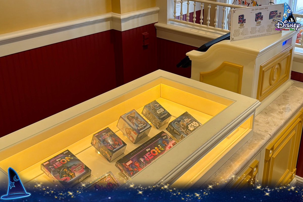 DMK_Blog's tweet photo. 🏰✨🎴 In addition to the return of the Silhouette Service, Hong Kong Disneyland Resort has today, October 15, 2026, transformed shopping space located between Centennial Hall and The Curiosity Shop from a Pixar-themed Popcorn Pop-Up Shop into a “Pin Trading Spot” and a dedicated Topps collectible card product counter.

#Disney #HongKongDisneyland #HKDisneyland #迪士尼 #DisneyParks #HKDL #香港迪士尼樂園 #ディズニー #香港ディズニーランド #ฮ่องกงดิสนีย์แลนด์ #DisneyMomentsHK #DisneyPinTrading #Topps