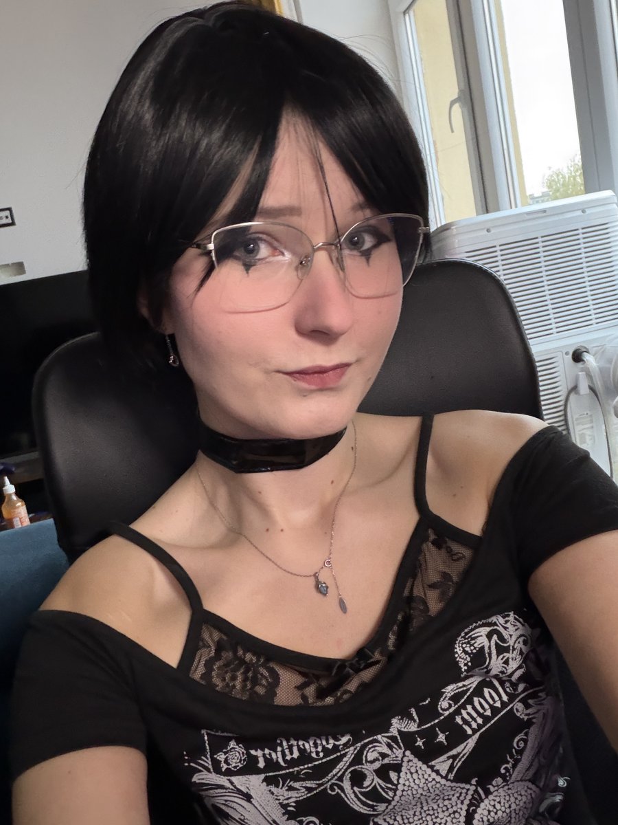 NinaKittyrina's tweet photo. im streaming rn and playing hellraiser: revival!! https://t.co/KNSYJTfu2p