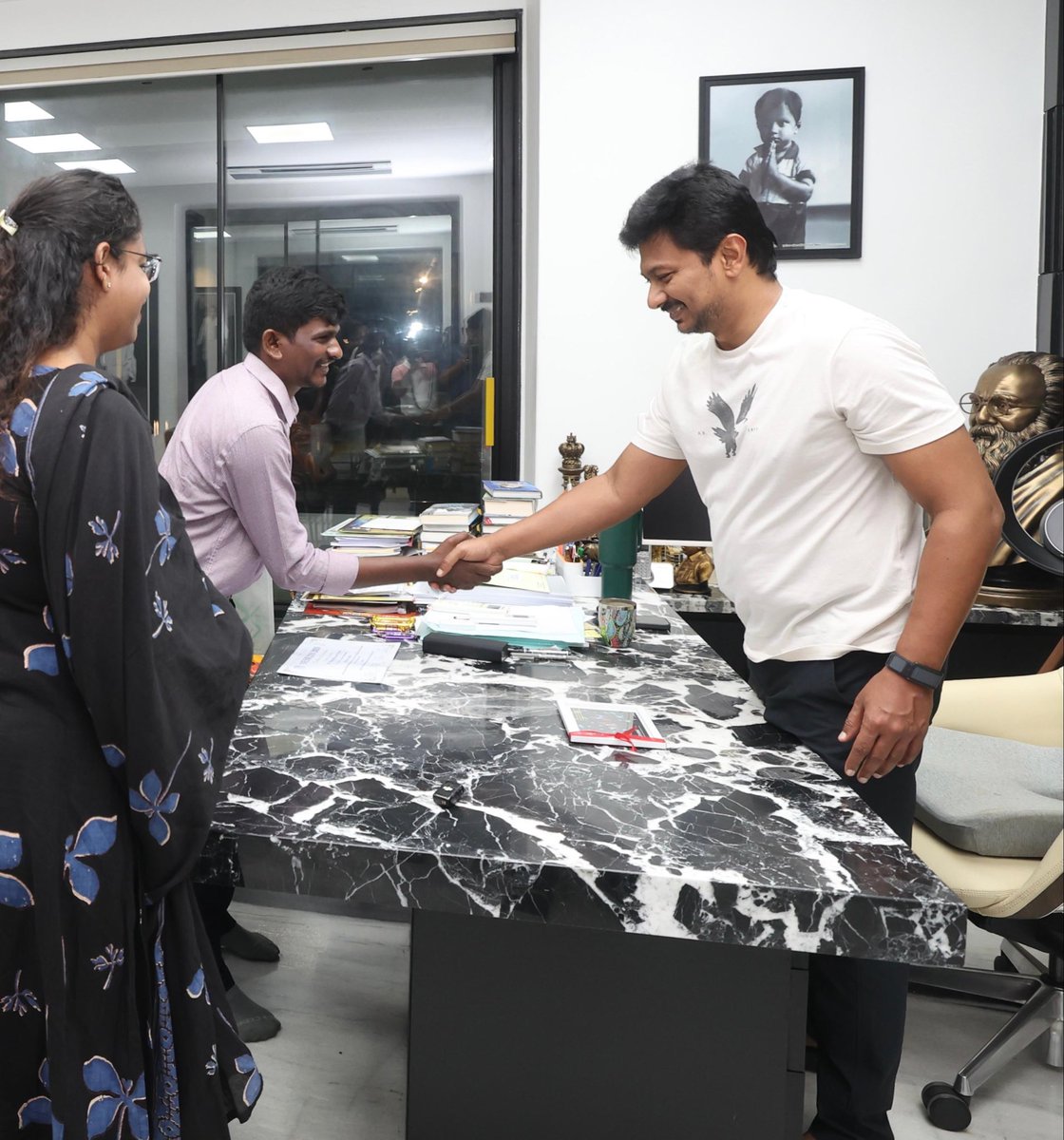 Udhaystalin's tweet photo. நம் திராவிட மாடல் ஆட்சியின் போது அண்ணல் அம்பேத்கர் அயலக உயர்கல்வித் திட்டத்தின் மூலம் தேர்வு செய்யப்பட்டு, மலேசியாவில் உள்ள பல்கலைக்கழகத்தில் ஆராய்ச்சி செய்து வரும் மாணவர் தம்பி பாரதிதாசன் அவர்கள் இன்று நம்மைச் சந்தித்தார்.

தேனி மாவட்டம் ஆண்டிப்பட்டியில் ஓர் எளிய குடும்பத்தில் பிறந்த தம்பி பாரதிதாசன், சர்வதேச அளவிலான கல்வி நிலையத்தில் தான் செய்துவரும் ஆராய்ச்சி குறித்து மகிழ்ச்சியோடு விளக்கினார்.

சமீபத்தில் டெல்லி எய்ம்ஸ்-ல் நடைபெற்ற ஆய்வு மாநாட்டில் பங்கேற்று தன் ஆய்வுப்பற்றி உரையாற்றி திரும்பி இருக்கிறார்.

பாரதிதாசனின் அடுத்தடுத்த கல்விப்பணியும் – ஆய்வுப்பணியும் சிறக்க வாழ்த்தினோம். 

அவர் போன்ற நம் மாணவர்களின் லட்சியப்பயணம் தொடர இந்த அரசு அனைத்து வகையிலும் துணை நிற்க வேண்டும்.