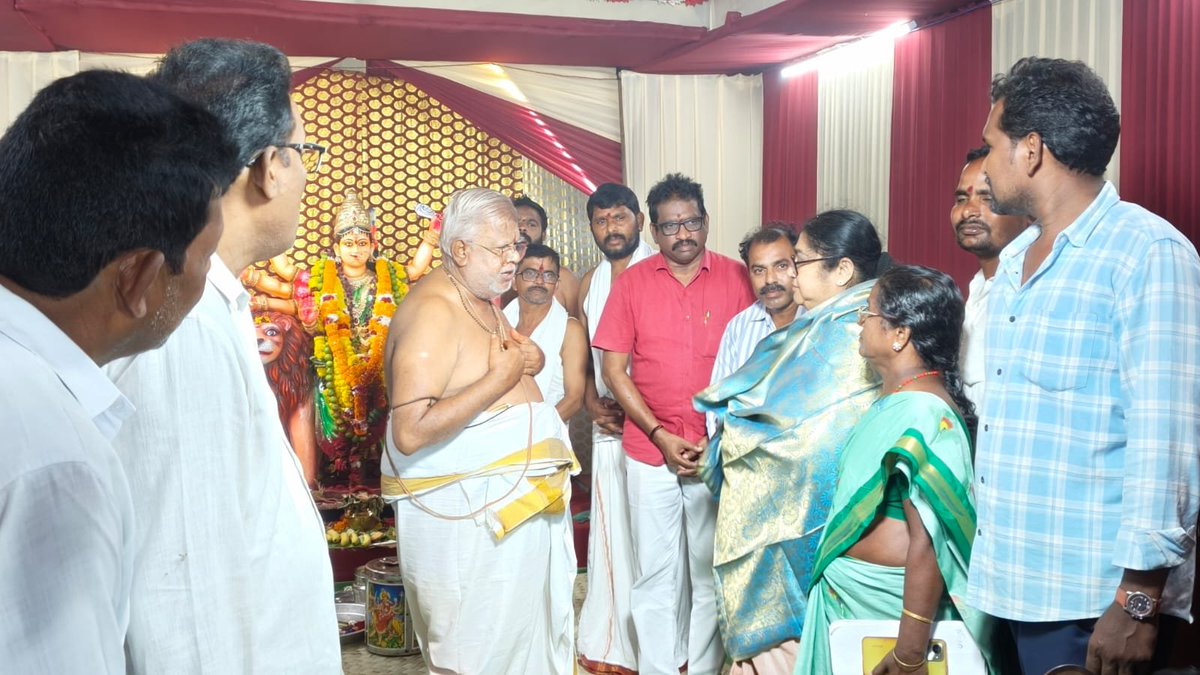 devigunda1's tweet photo. _ ఈరోజు 15.10.2026 శ్రీకాకుళం నియోజకవర్గంలో శ్రీశ్రీశ్రీ దుర్గాదేవి శరన్నవరాత్రి మహోత్సవం సందర్భంగా  Day&amp;Night కూడలి దగ్గర Taxi stand యూనియన్ వారి ఆహ్వానం మేరకు  దేవీ నవరాత్రుల  మహోత్సవం కార్యక్రమంలో పాల్గొనీ  *శ్రీకాకుళం నియోజకవర్గం మాజీ ఎమ్మెల్యే గుండ లక్ష్మీదేవి గారు..._* https://t.co/ob0yGp3Rrf