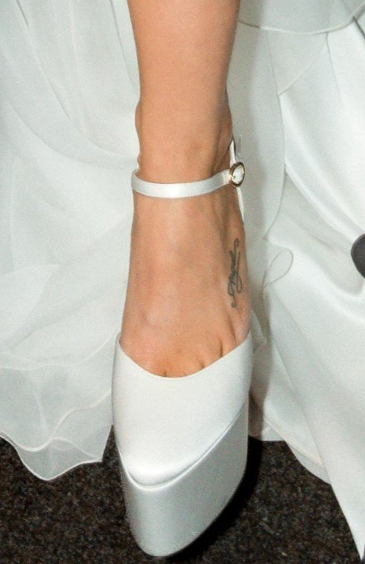 dovelieswiftie's tweet photo. Wait, that's the leg with the Angel tattoo https://t.co/skq6i2q1JV
