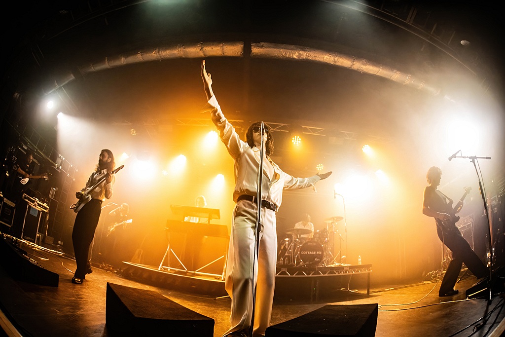 O2AcademyLpool's tweet photo. Some more snippets of @BlossomsBand at #O2AcademyLiverpool last night from show two of the album launch for 'Songs From The Wedding Cake' 🎂

📸@TomasAdamphotos 
🗓️ Show 2, Wed 14 Oct https://t.co/zNIxj2PrVG