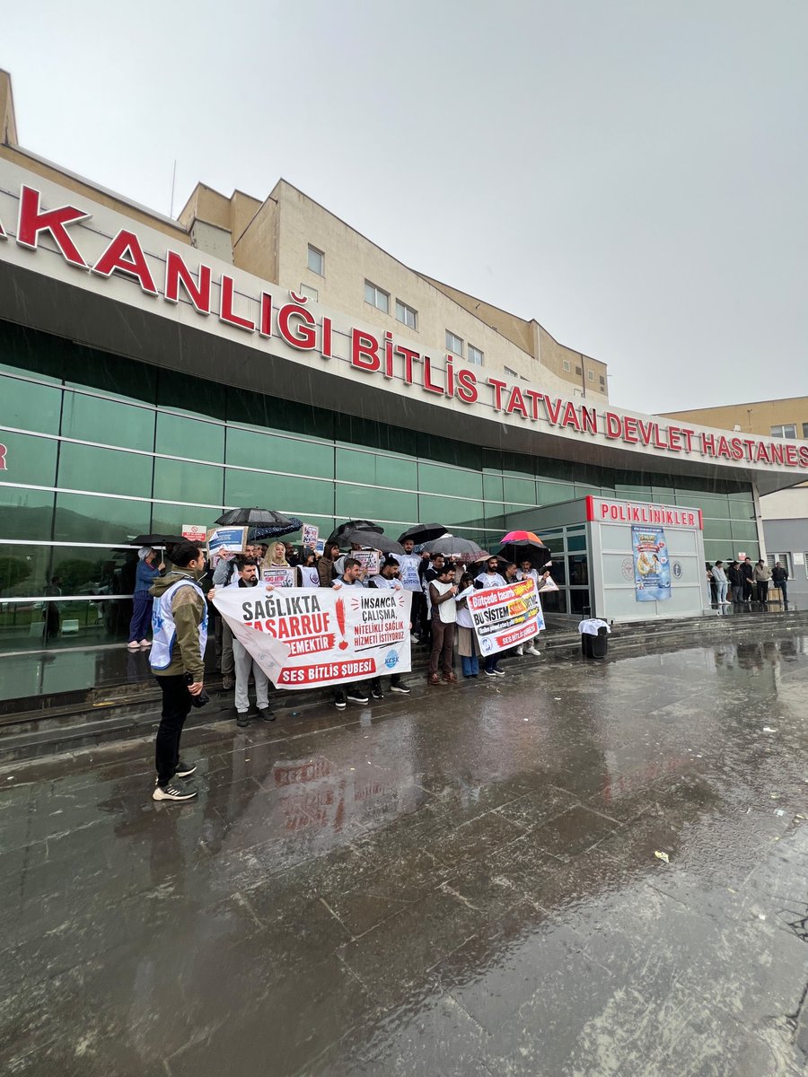 MBGazete1990's tweet photo. SES Bitlis Şubesi üyeleri, basın açıklaması yaparak Tatvan Devlet Hastanesi'nde mali tasarruf adı altında yapılan uygulamaların sağlık emekçilerinin çalışma koşullarını ağırlaştırırken halkın sağlık hizmetine erişimini de olumsuz etkilediğini belirtti. https://t.co/igBKJIcCJz