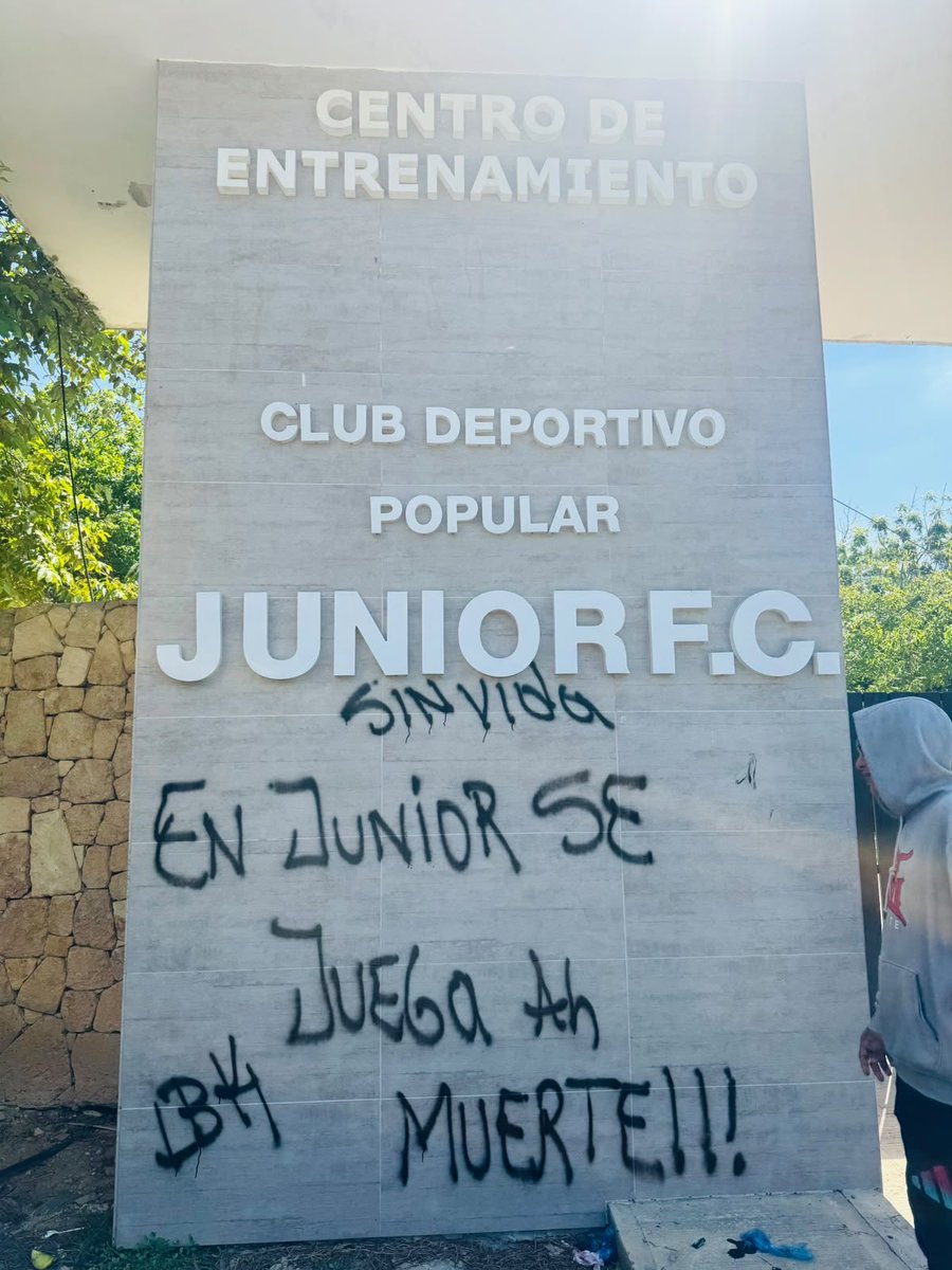 ToqueSports's tweet photo. ¡MUY MOLESTOS🔥😳! Miembros de la barra de Junior de Barranquilla, se acercaron a la sede de entrenamiento Adelita de Char para expresar su descontento tras el pésimo semestre del equipo.

‼️ Los carros de Guillermo Paiva y Jesús Rivas fueron pintados con mensajes. https://t.co/5NlnQG4X6n