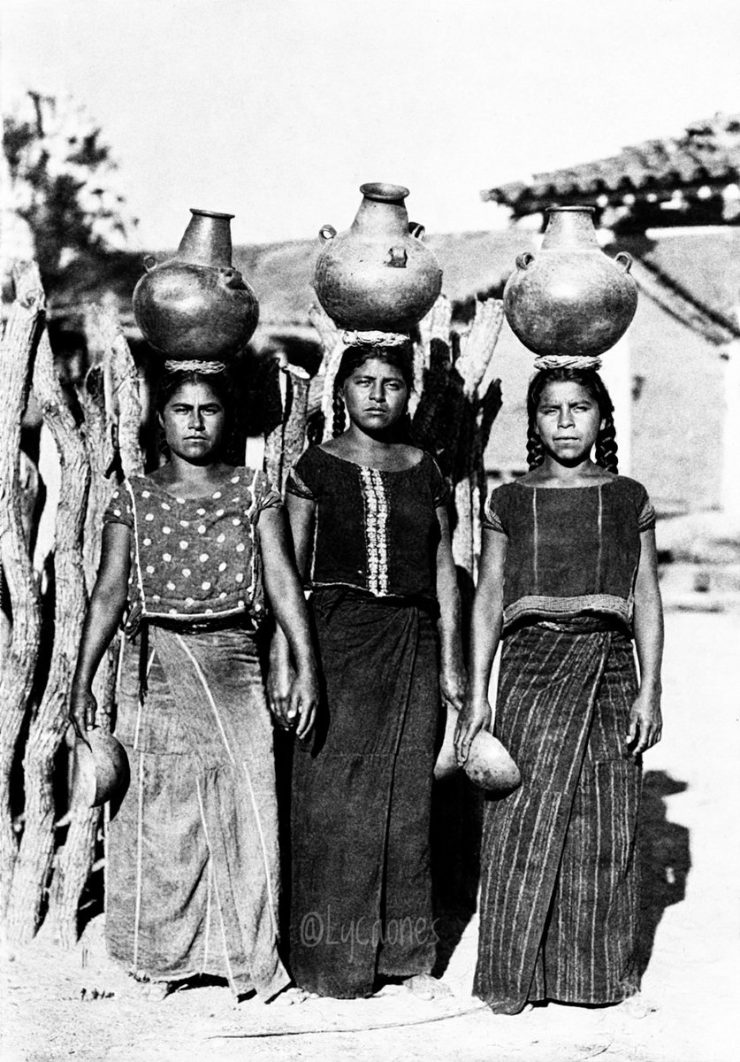 Lycaones's tweet photo. Mujeres zapotecas de Oaxaca en 1899, recordadas este 15 de octubre, Día Internacional de las Mujeres Rurales.

#MujeresRurales #Zapotecas https://t.co/Y49nSHYuSO