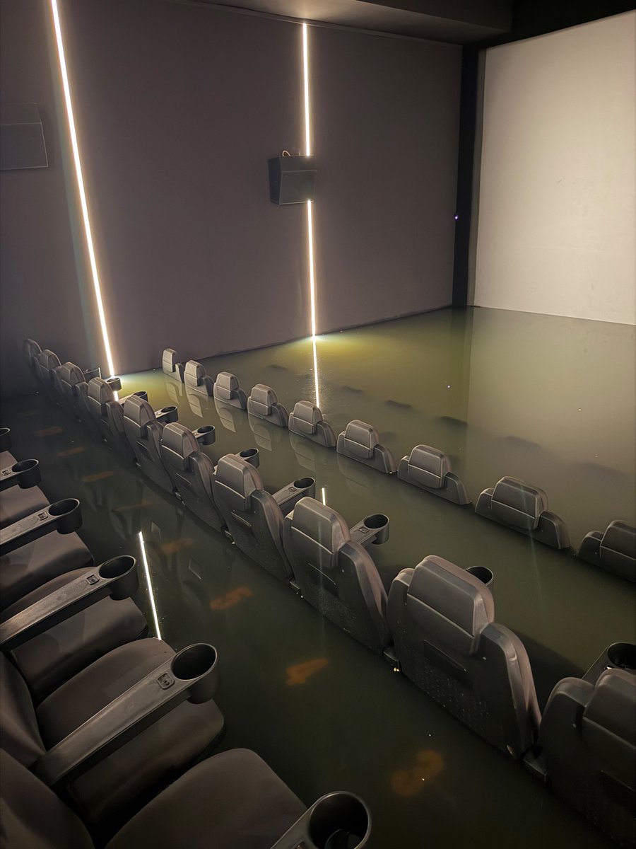 ibbhaberr's tweet photo. Eyüpsultan Göktürk'te faaliyet gösteren Cineport Sinemaları, İstanbul'daki şiddetli sağanağın ardından yeniden su baskınına uğradı.

🗣️ "Bu görüntülerde bizim emeğimiz, geçim kaynağımız ve büyük çabalarla yaşatmaya çalıştığımız sinemamız var. Biriken suyun tahliyesi için hala itfaiye ekiplerini bekliyoruz."

Daha önce de benzer sorunlarla karşılaştıklarını belirten sinema yönetimi, su baskınlarına karşı kalıcı çözüm bulunmasını istedi.