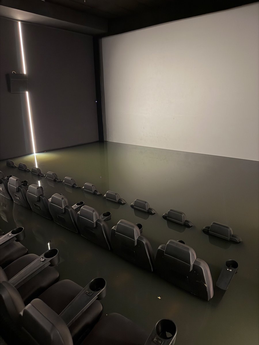 ibbhaberr's tweet photo. Eyüpsultan Göktürk'te faaliyet gösteren Cineport Sinemaları, İstanbul'daki şiddetli sağanağın ardından yeniden su baskınına uğradı.

🗣️ "Bu görüntülerde bizim emeğimiz, geçim kaynağımız ve büyük çabalarla yaşatmaya çalıştığımız sinemamız var. Biriken suyun tahliyesi için hala itfaiye ekiplerini bekliyoruz."

Daha önce de benzer sorunlarla karşılaştıklarını belirten sinema yönetimi, su baskınlarına karşı kalıcı çözüm bulunmasını istedi.