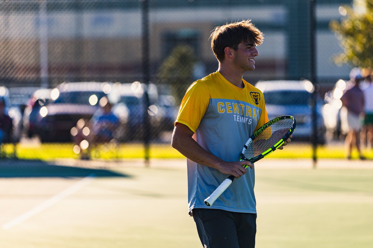 EVSC1's tweet photo. Scenes from day one of the IHSAA boys tennis regional. Thank you to our Central and Reitz players for a great season! And best of luck to North's No. 1 doubles team as they compete in the individual doubles regional this weekend in Indianapolis. https://t.co/U7bP3mEf5B