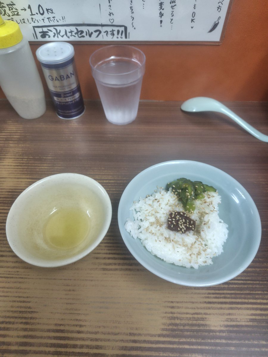 dMIDRdHxiU2BnW4's tweet photo. 武蔵家川口
ラーメン
ライス
今日もあり得ない忙しさ😭
絶対に過労死する自信がある😰
疲れた状態で会社の事務員さん達と土曜日のBBQの買い出し😂
現地解散し自分は会社の冷蔵庫に食材を保管して武蔵家川口に😅
ヘロヘロ状態でお店到着23時ちょっと過ぎ😂
今夜もひろと君のシフト☺️
ひろと君と話したらちょっと元気が出た😁
今夜もひろと君の優しさが身に染みる心のこもった美味いラーメン🥰
美味い🍜食べたら元気度数が40%位回復した😆
若干22歳でこれほどとは感心するよ😳
今夜もありがとう🙇🙏